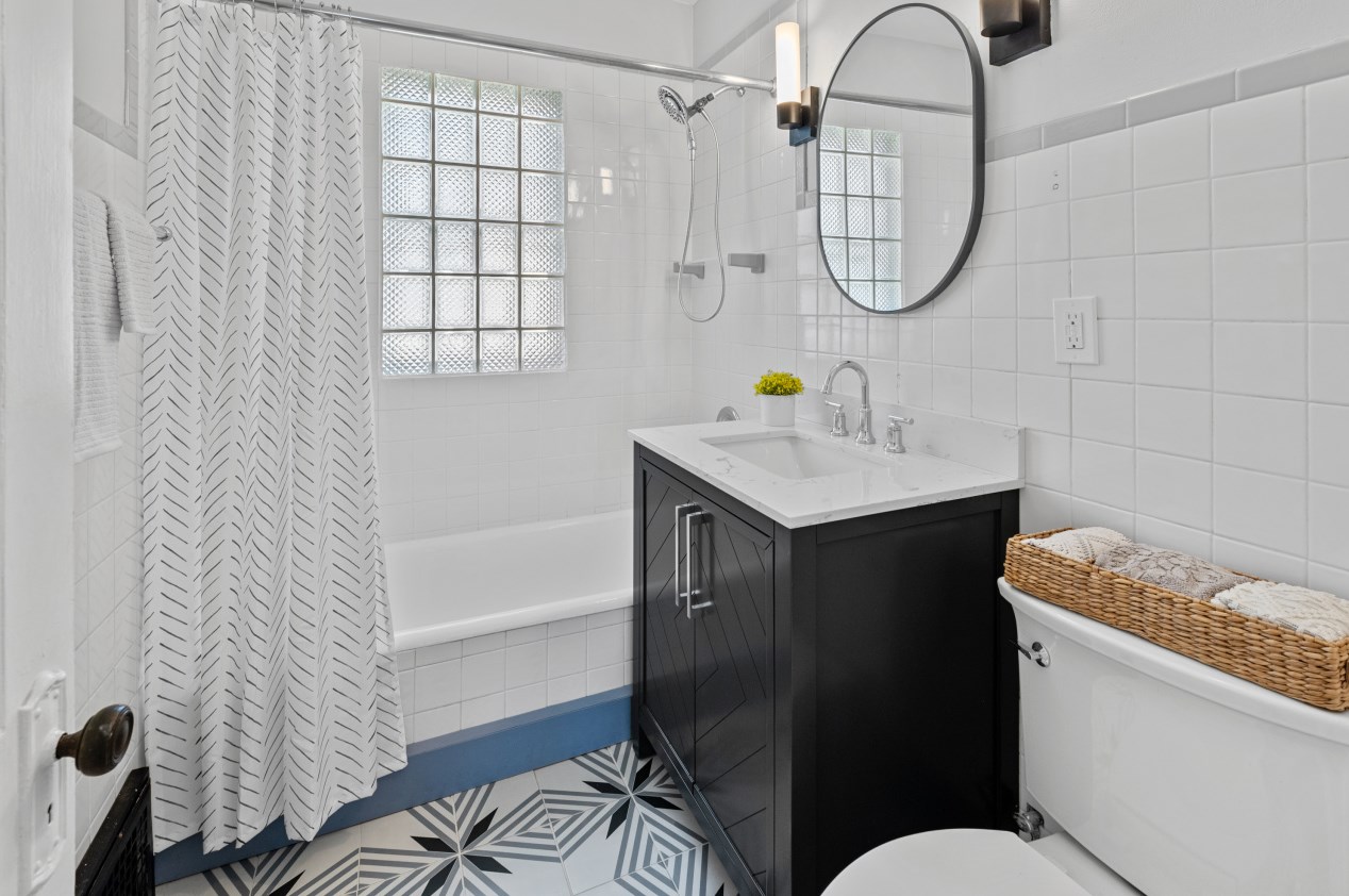 4532 Newhall St, Milwaukee WI 53211-1527 exterior