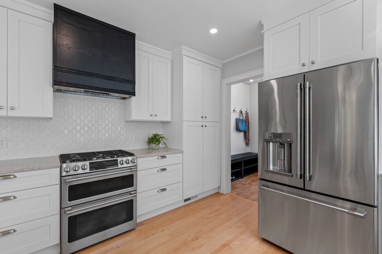 4532 Newhall St, Milwaukee WI 53211-1527 exterior