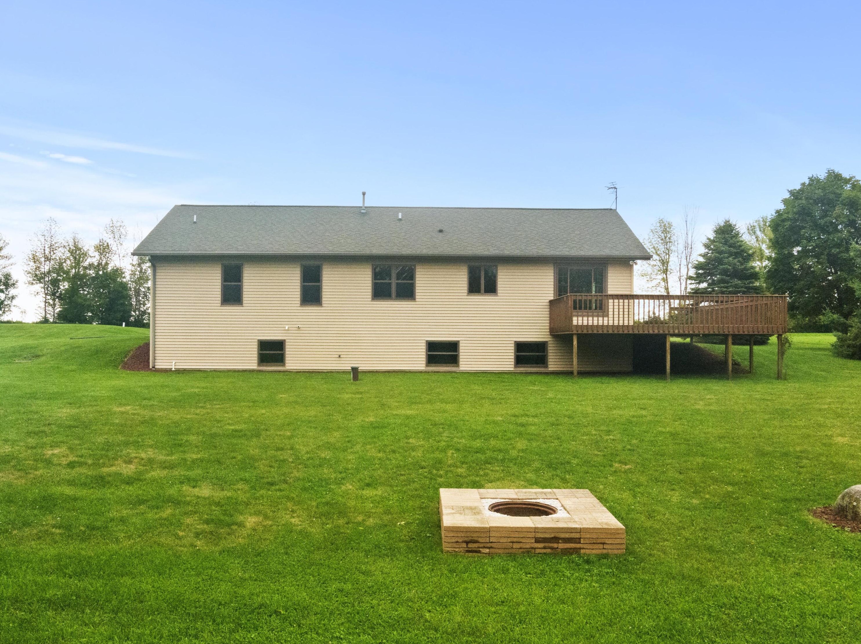 4444 Clover Rd, Manitowoc, WI 54220