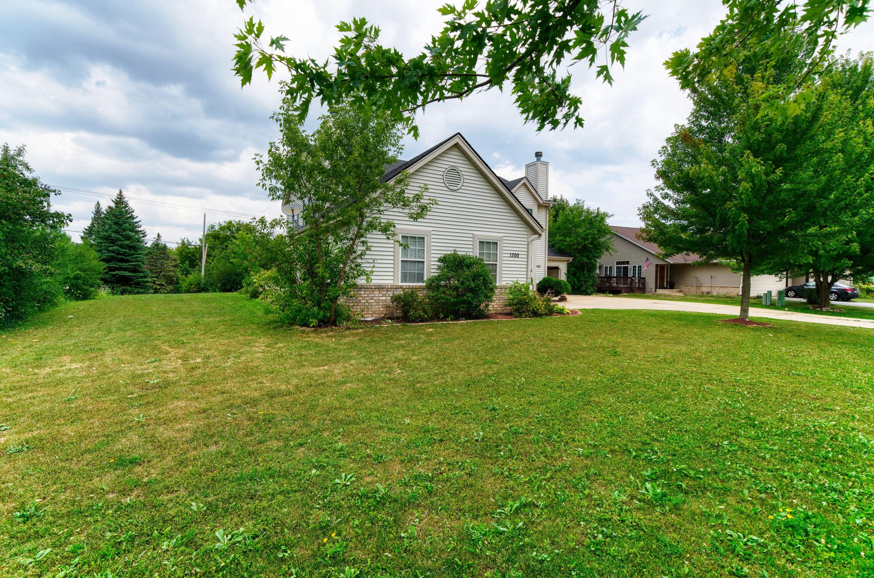 1300 Buckwood Dr, Oak Creek, WI 53154-3961