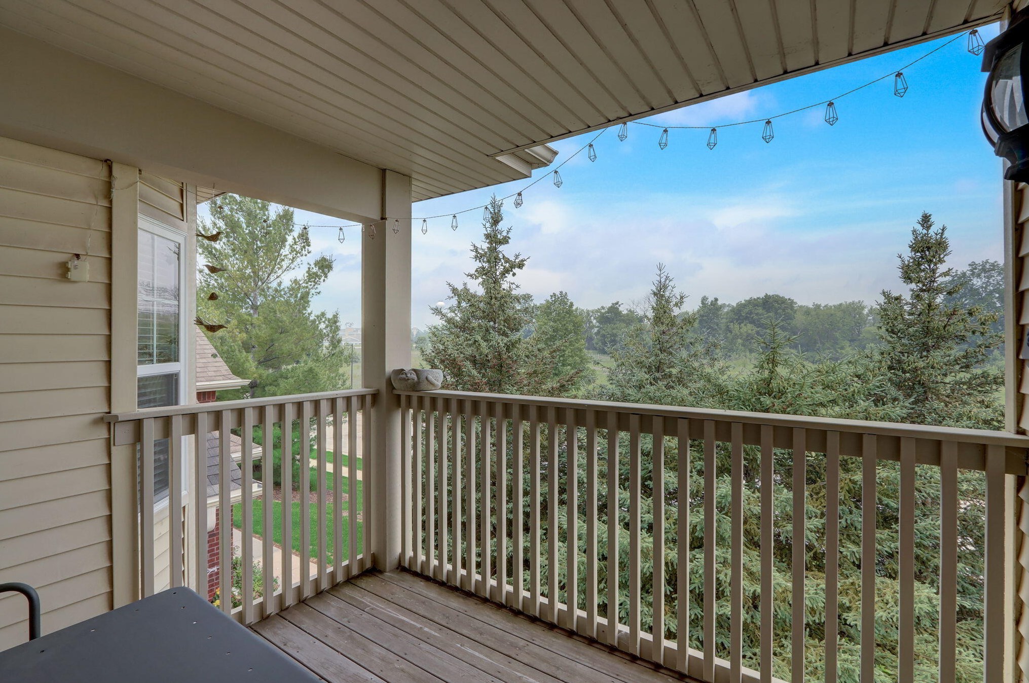 571 Grandview Ct, Pewaukee WI  53072-3003 exterior