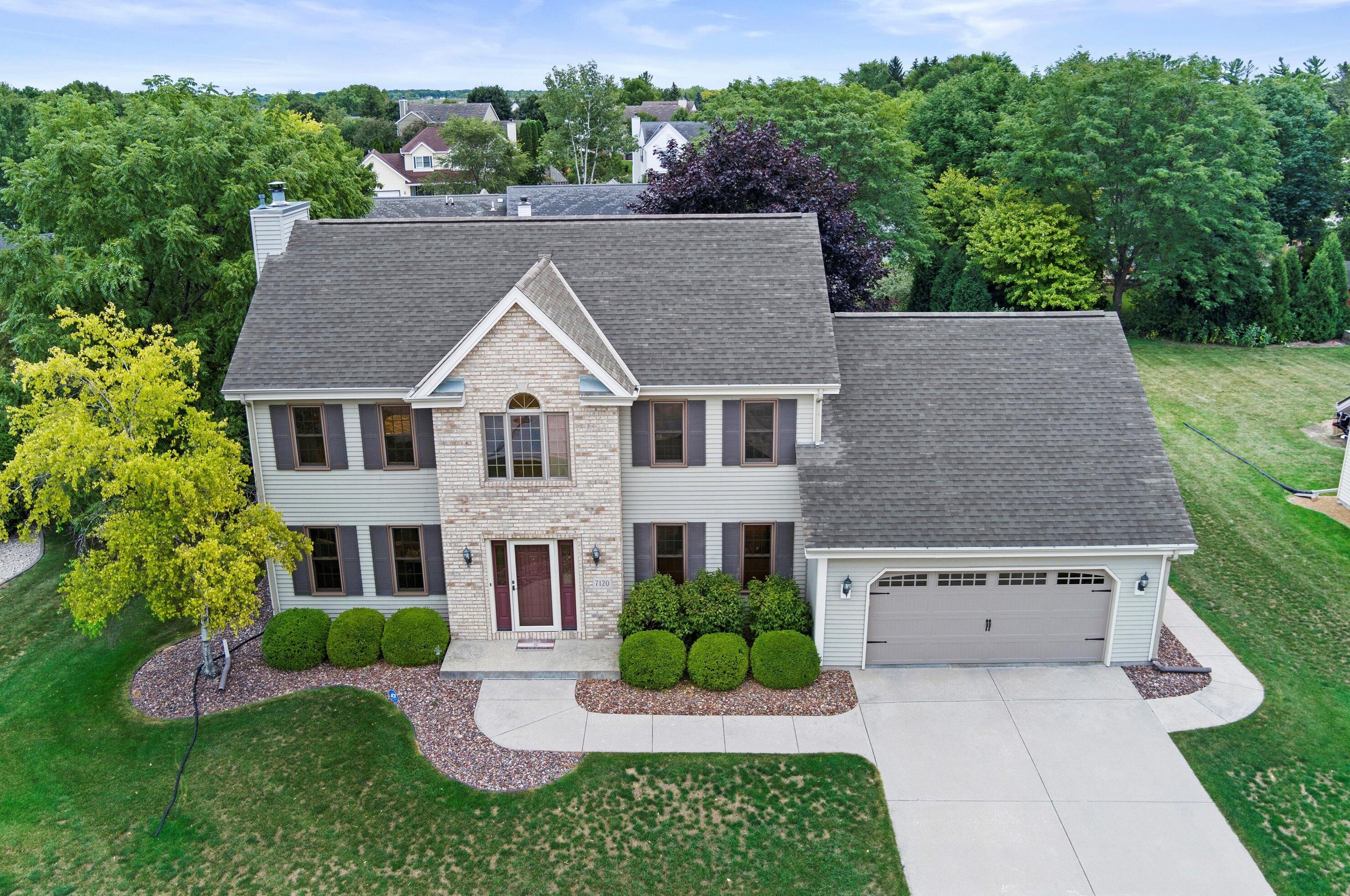 7120 Woodbury Dr, Hales Corners, WI 53132-8992