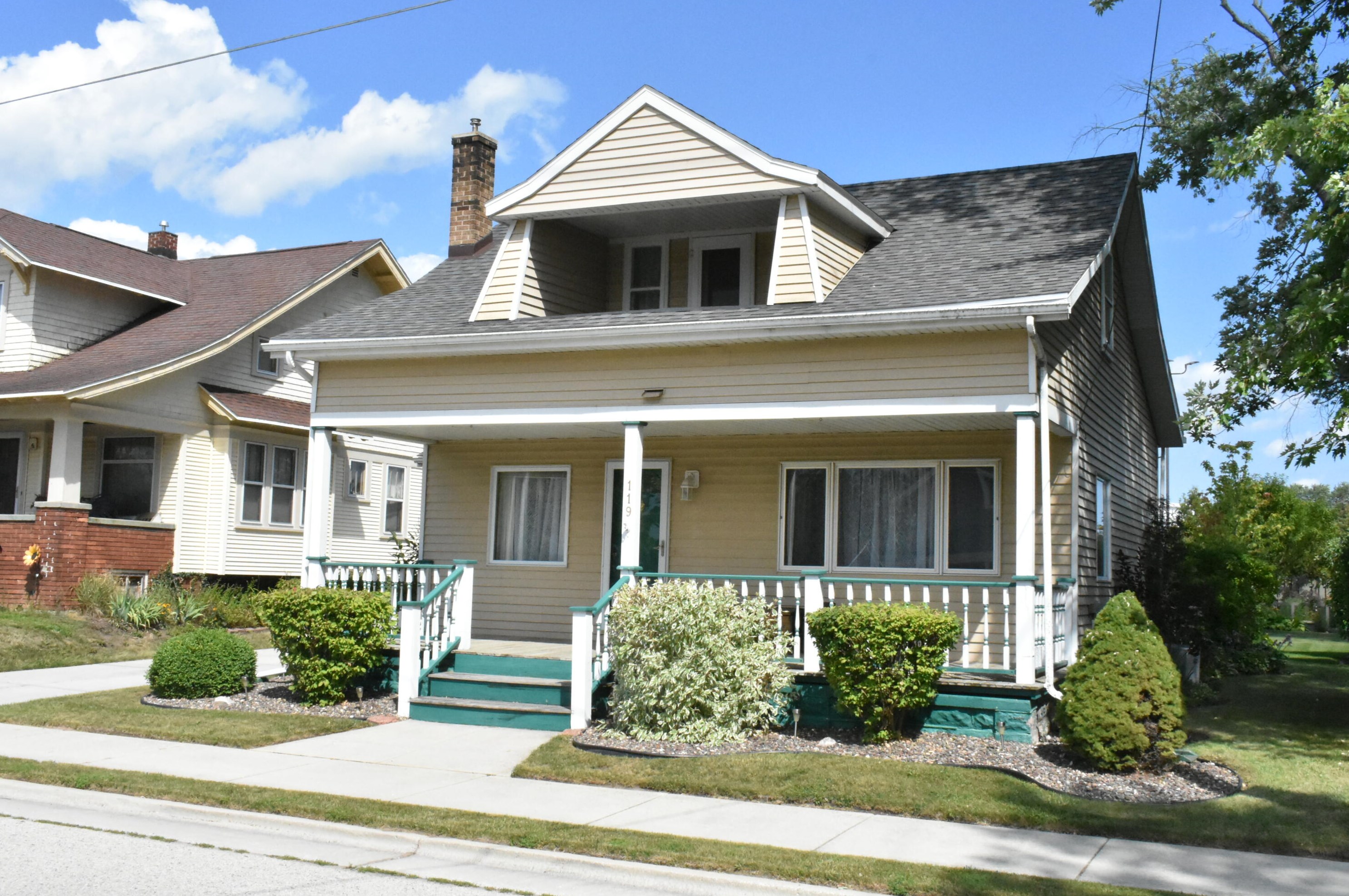 119 10th St, Oostburg, WI 53070-1359
