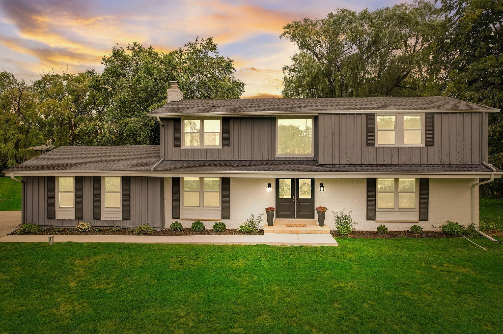 10453 N Circle Rd, Thiensville, WI 53092