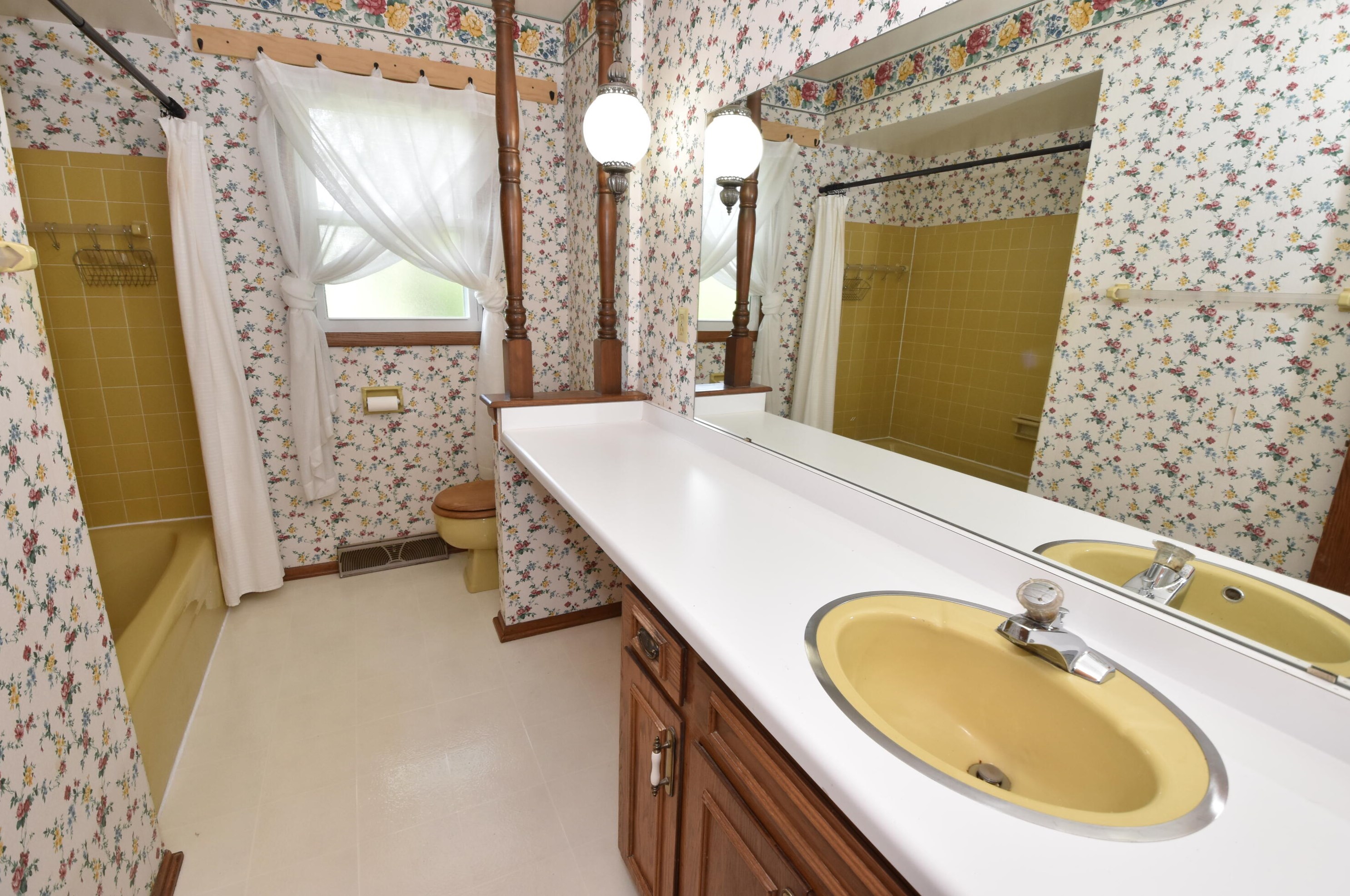 1518 Autumn Dr, Racine WI 53402-1816 exterior