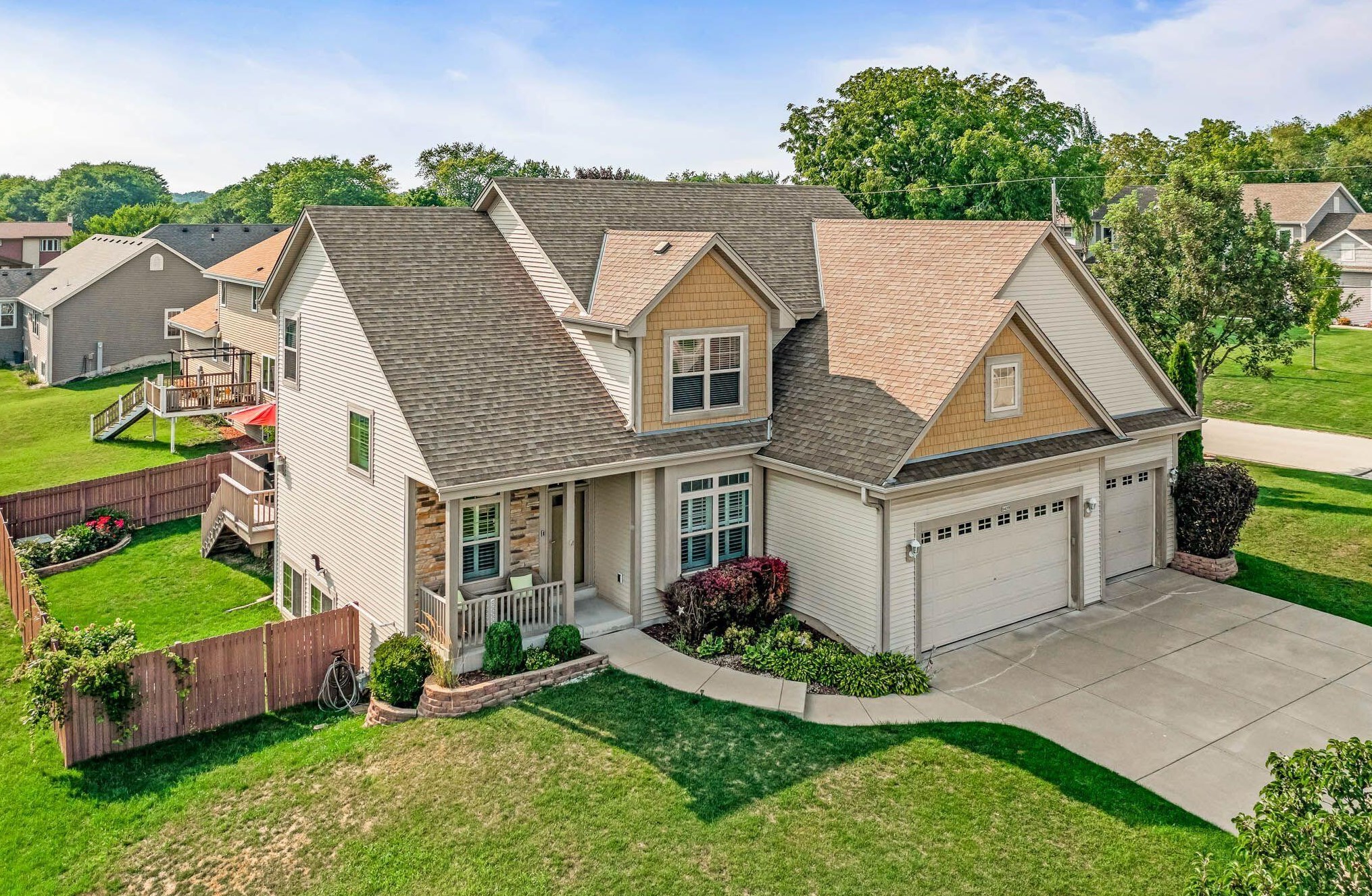 9409 Southwood Ct, Hales Corners, WI 53132-6900