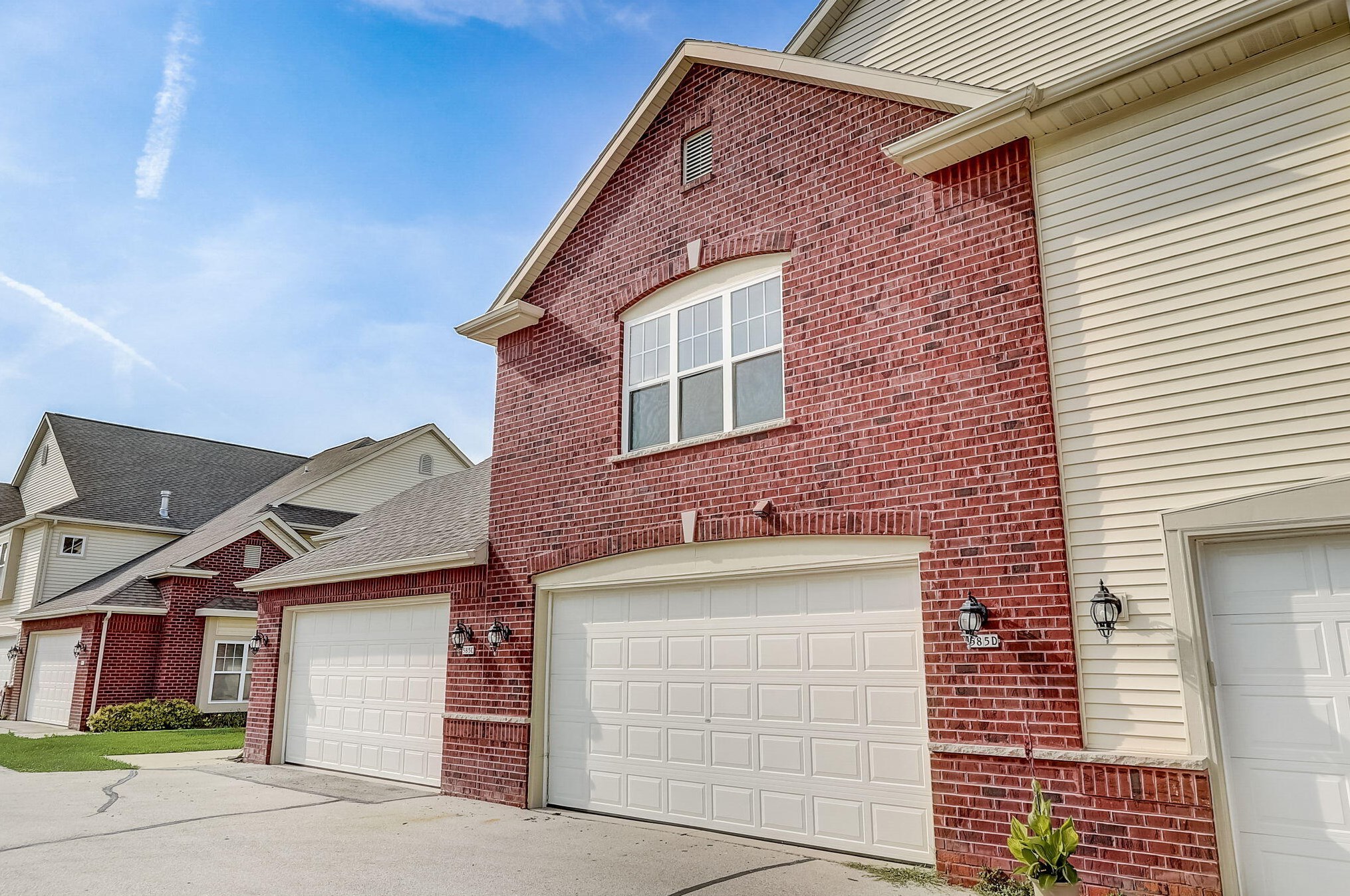 585 Grandview Ct, Pewaukee WI  53072-3001 exterior