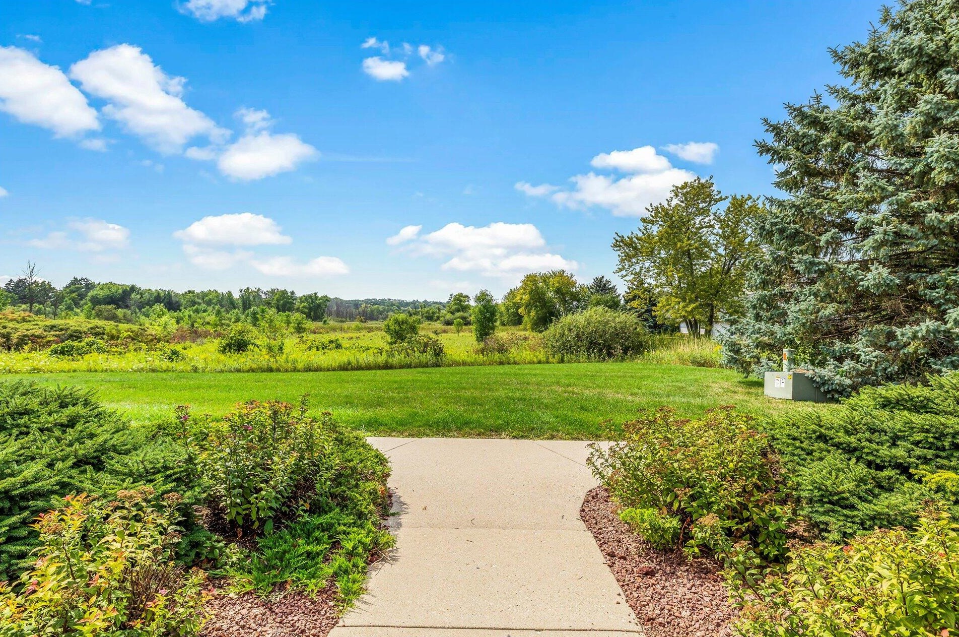 921 Quinlan Dr, Pewaukee WI  53072-1854 exterior