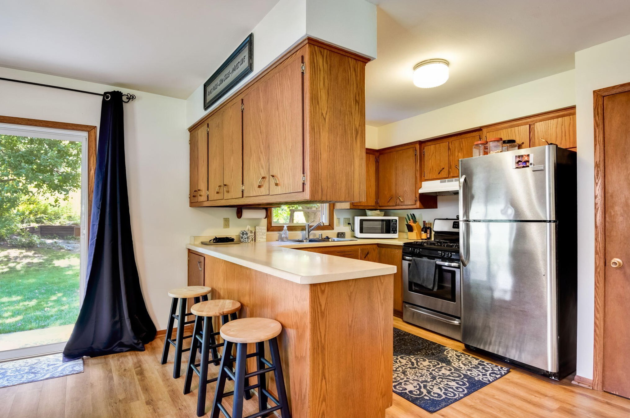 216 Oneida St, Delafield, WI 53018-1832