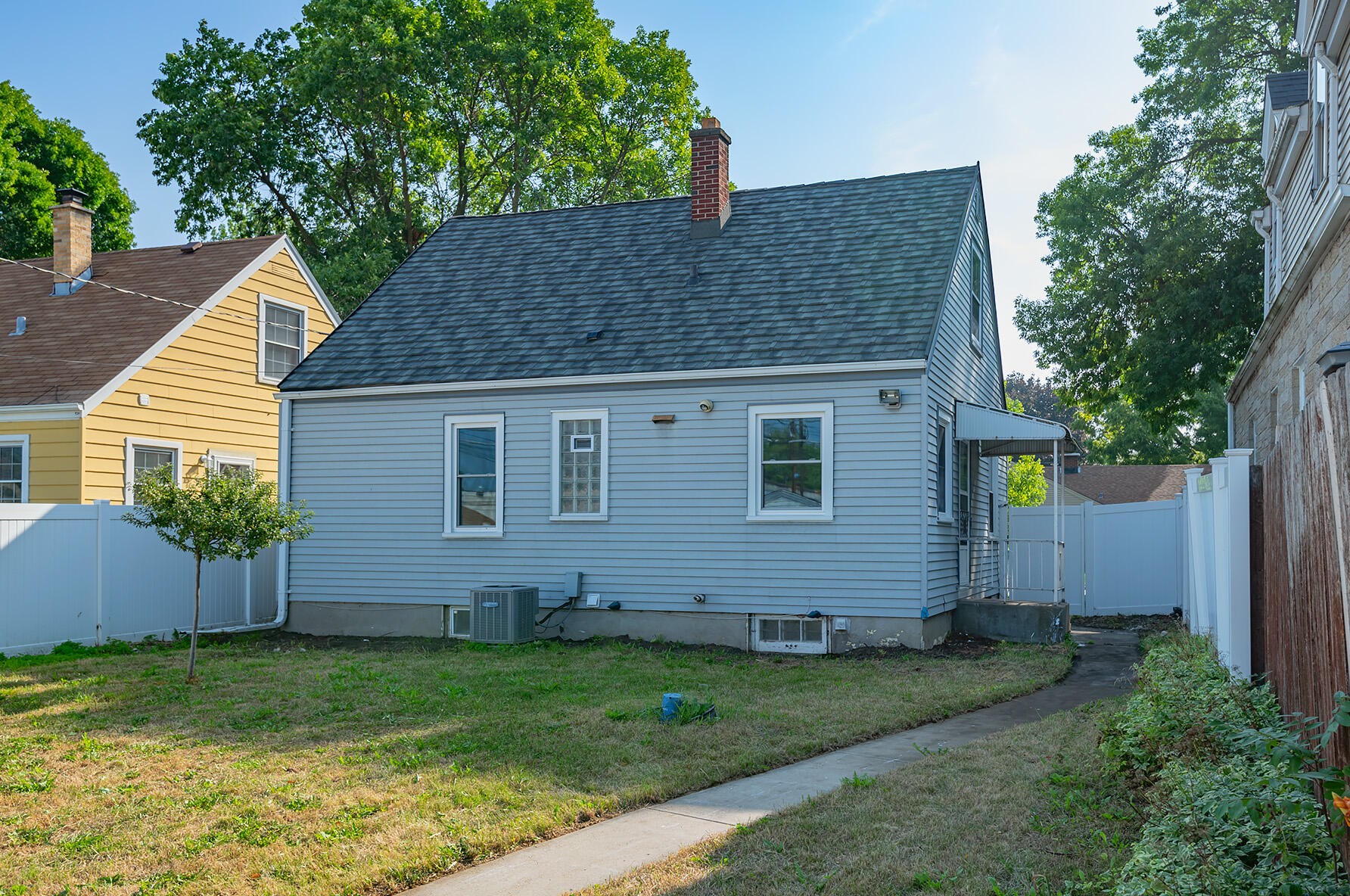 1341 107, Milwaukee WI 53225-3930 exterior