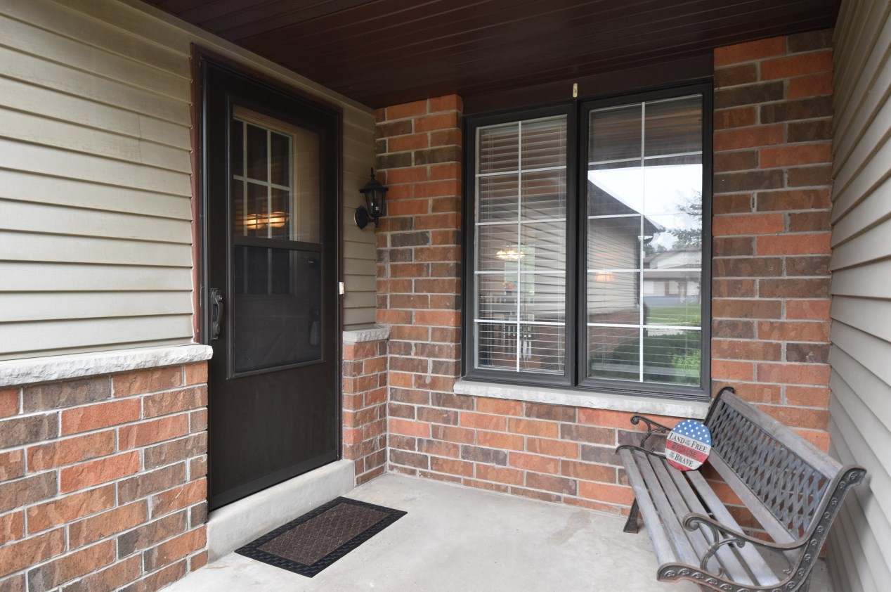 8109 Legend Dr, Hales Corners, WI 53132-9604