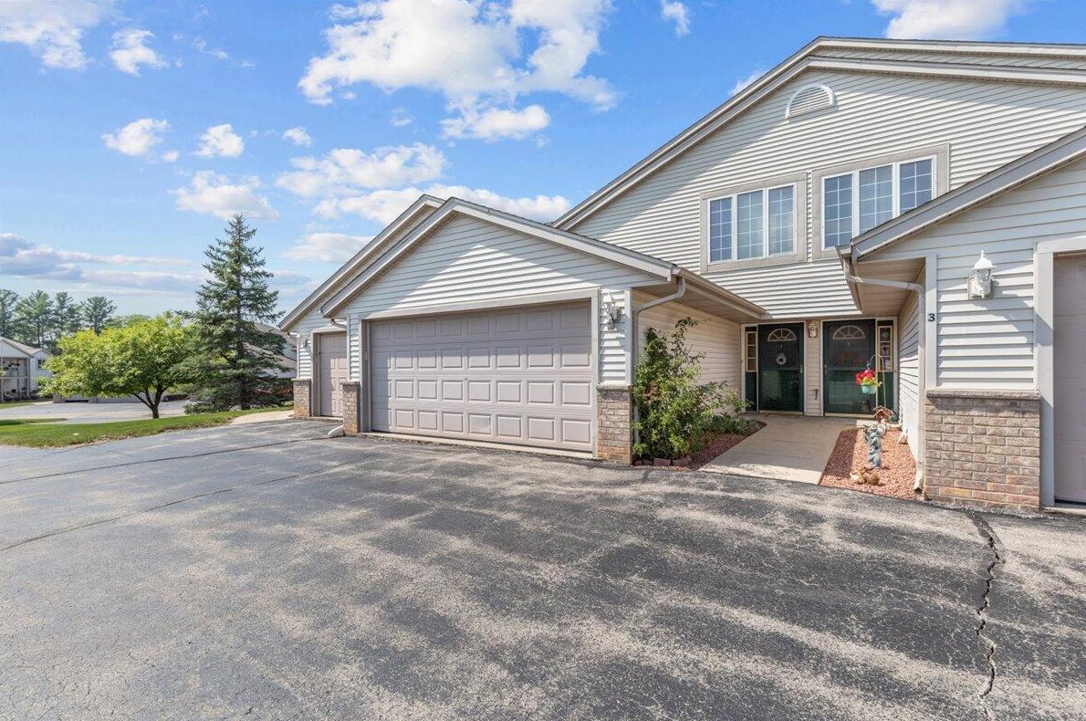 883 Loos St, Hartford WI  53027-2903 exterior