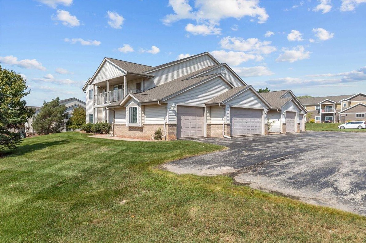 883 Loos St, Hartford, WI 53027-2903