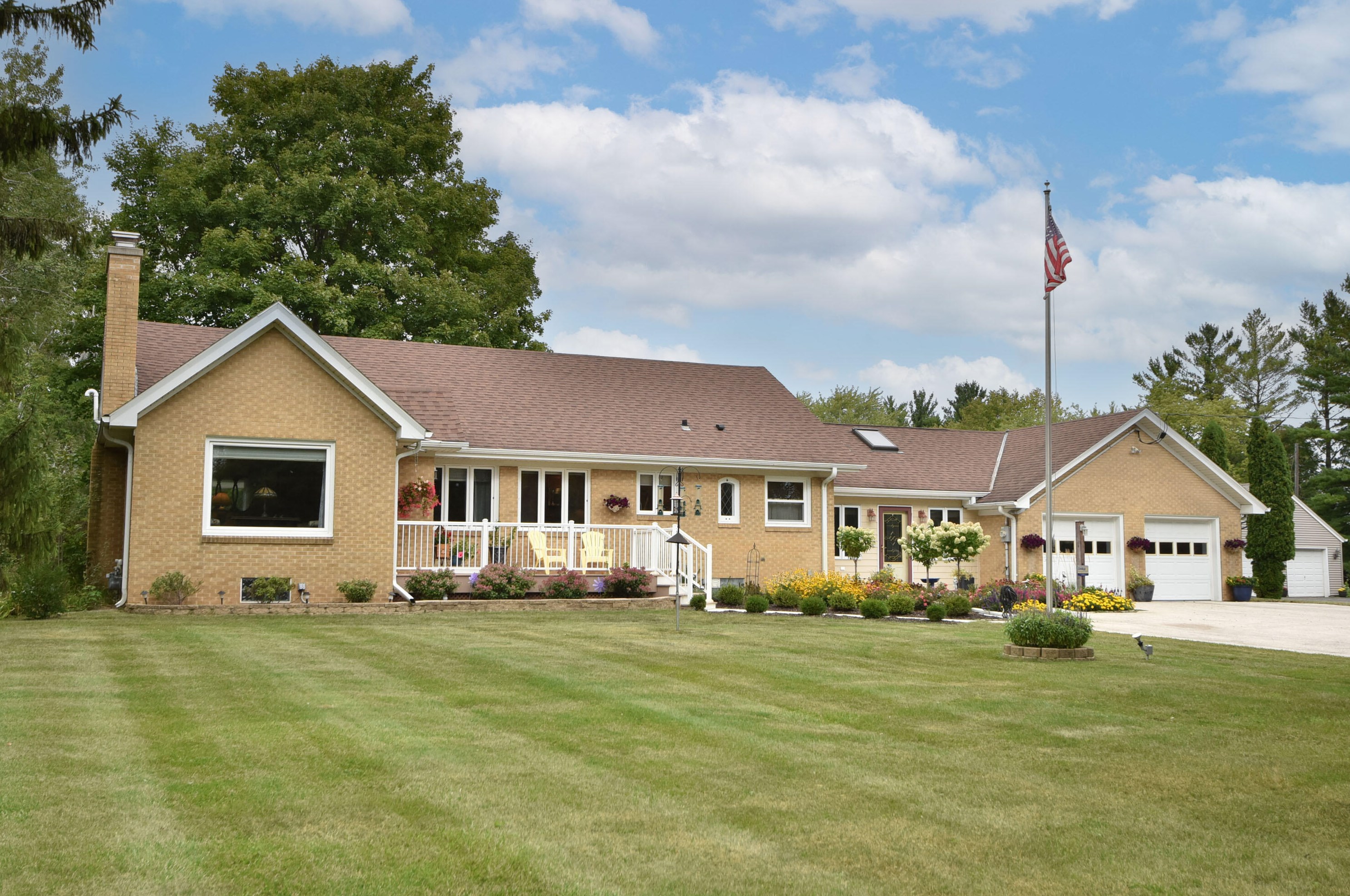 1612 W County Line Rd, Thiensville, WI 53092