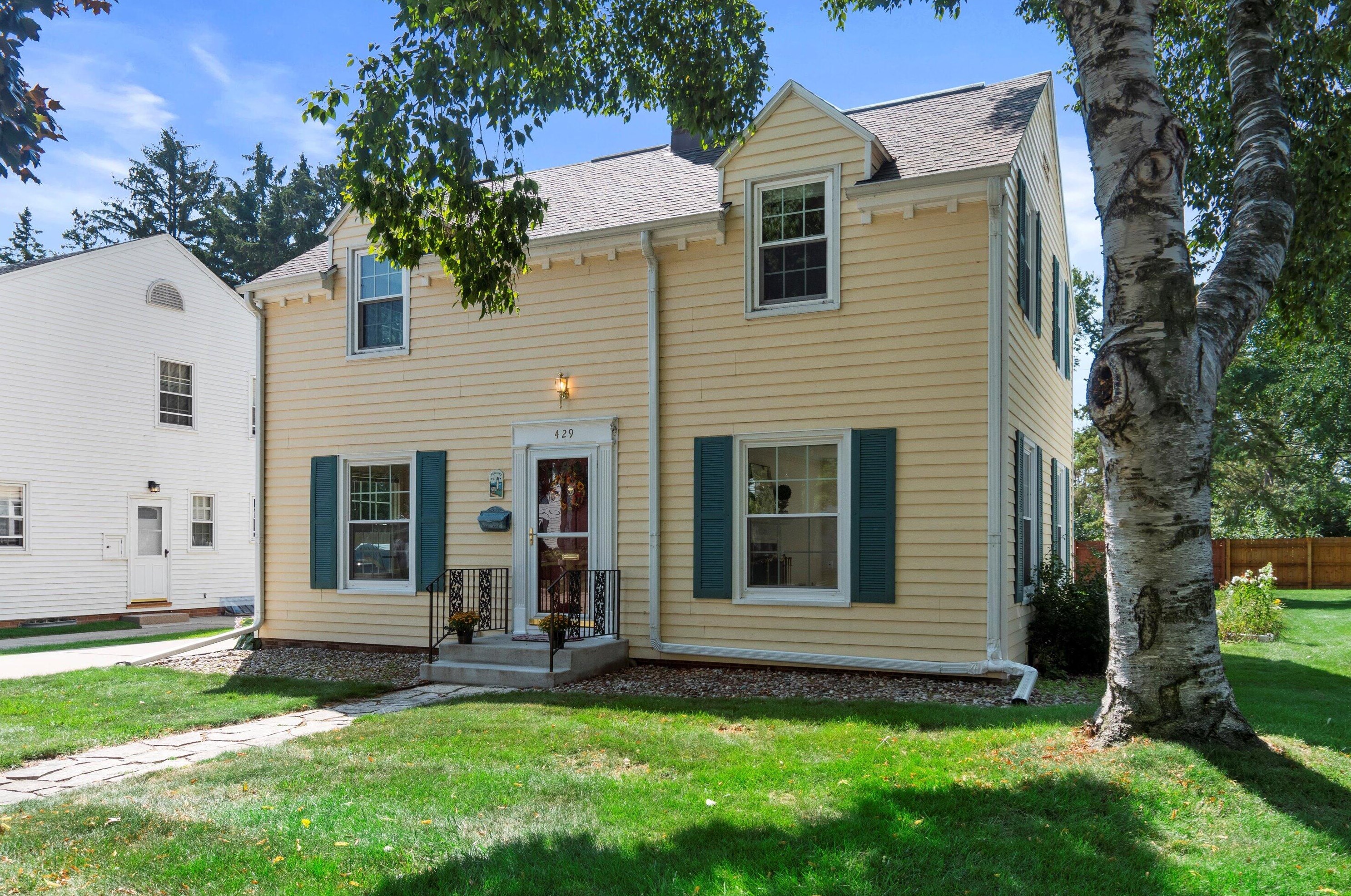429 Shoreland Dr, Racine, WI 53402-3829