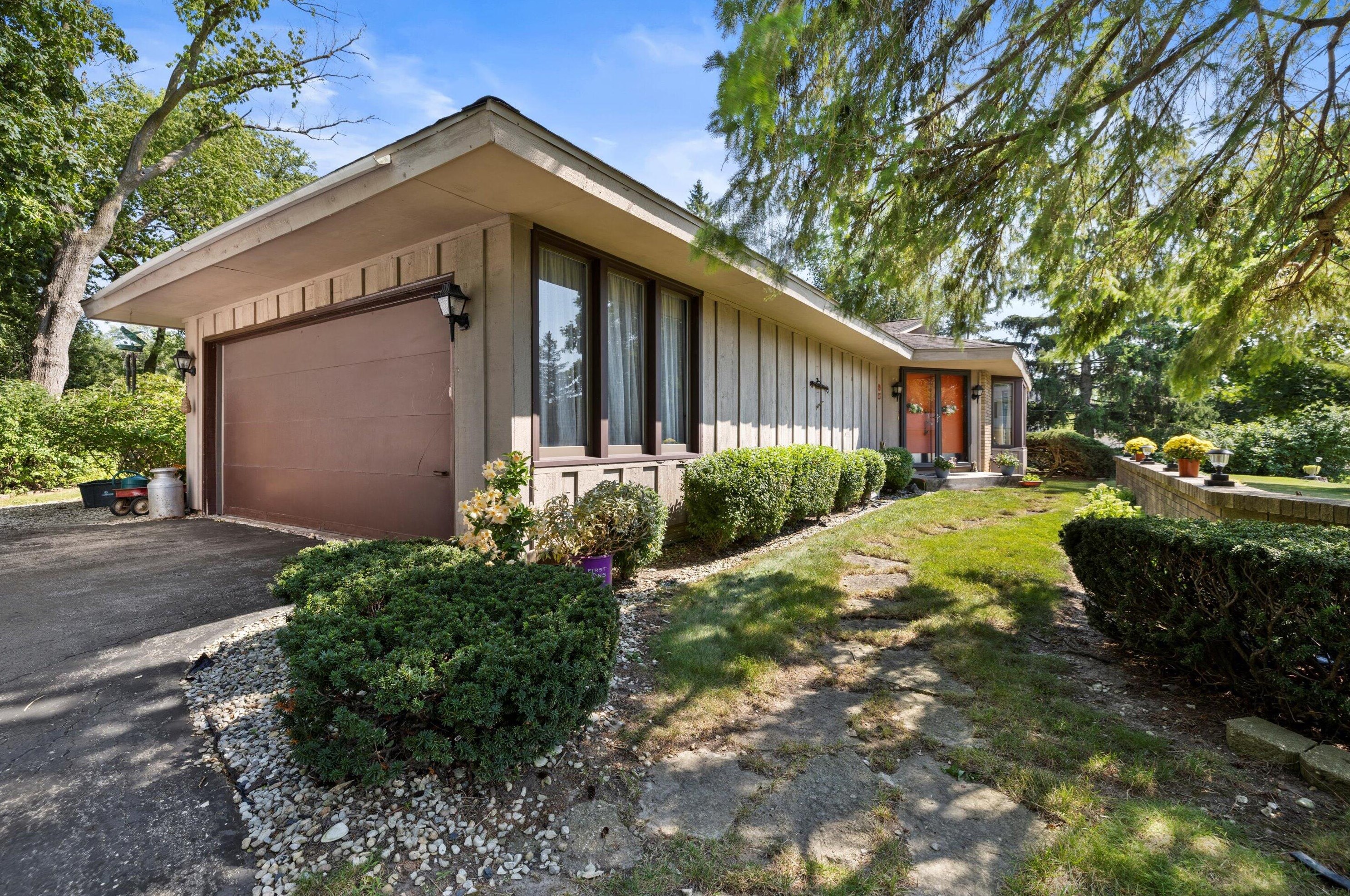2933 Salem Cir, Racine, WI 53406-1827