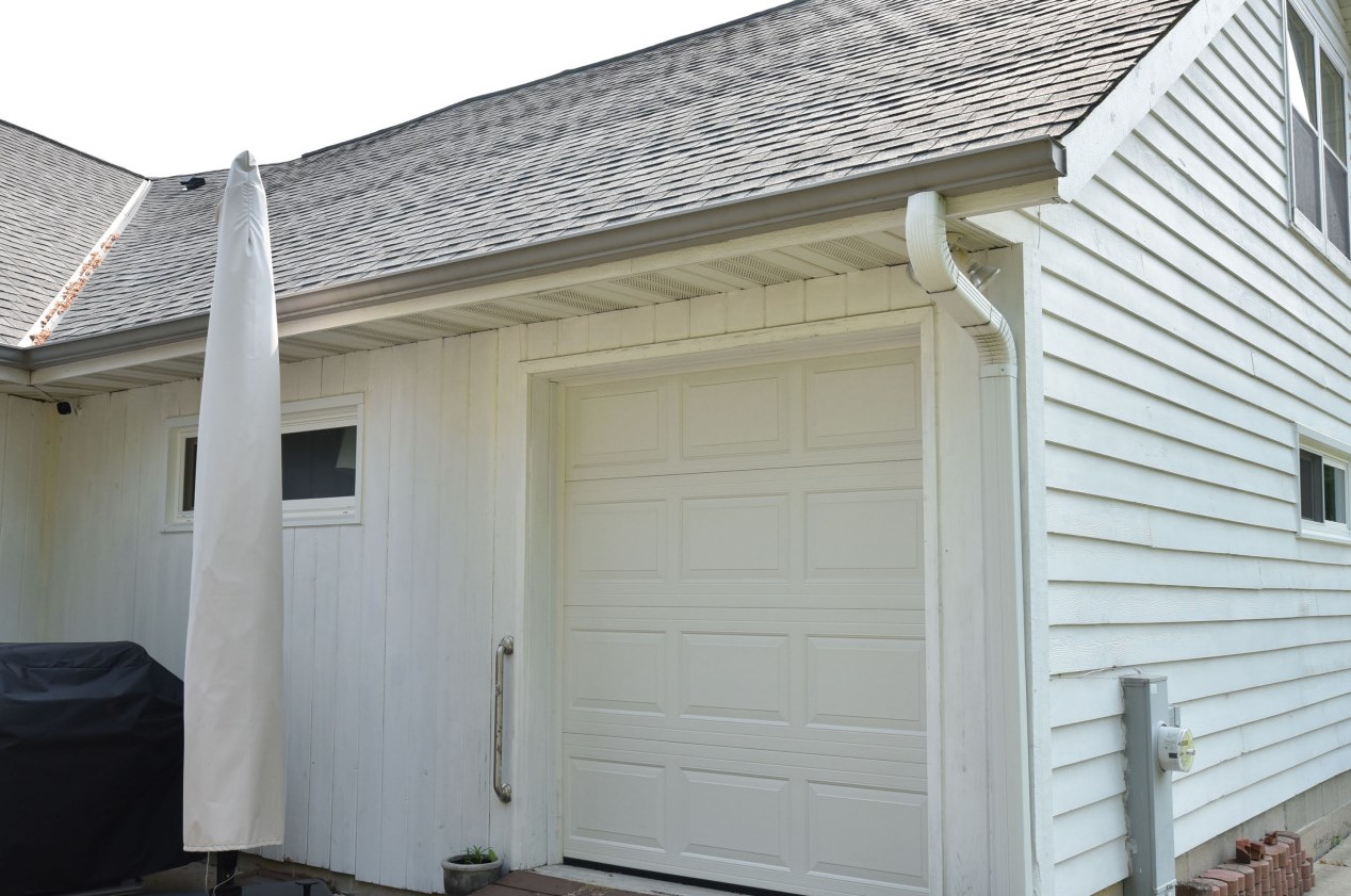 1798 Oneida Ct, Grafton WI  53024-9577 exterior