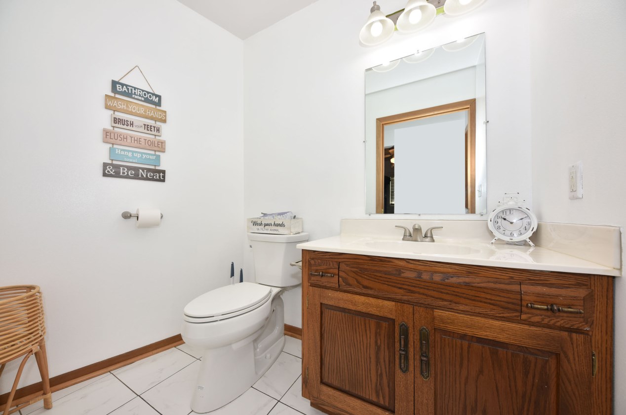 1798 Oneida Ct, Grafton WI  53024-9577 exterior
