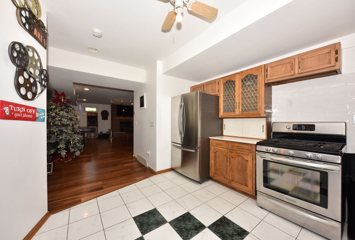 1798 Oneida Ct, Grafton WI  53024-9577 exterior
