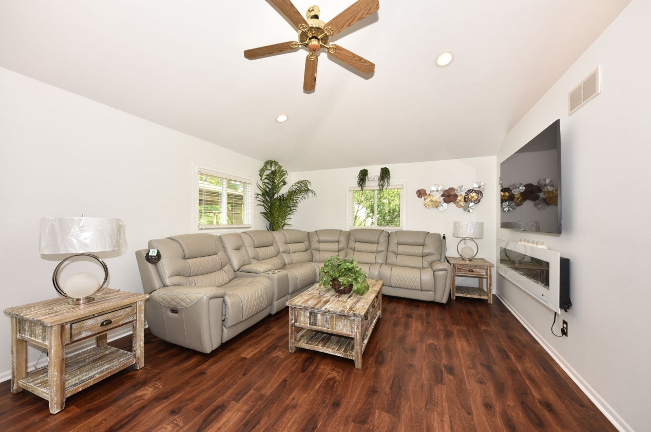 1798 Oneida Ct, Grafton WI  53024-9577 exterior