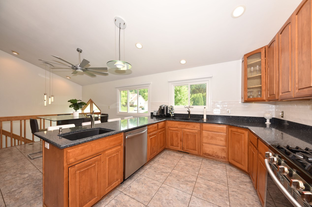 1798 Oneida Ct, Grafton WI  53024-9577 exterior