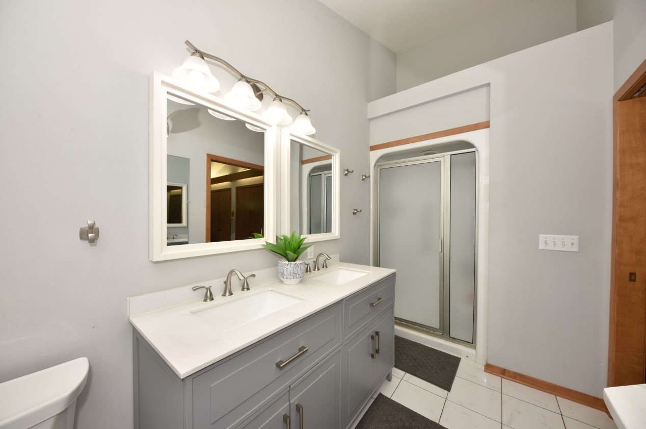 1798 Oneida Ct, Grafton WI  53024-9577 exterior