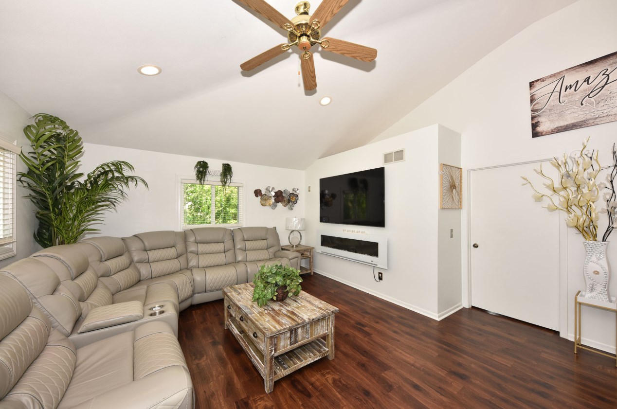 1798 Oneida Ct, Grafton WI  53024-9577 exterior