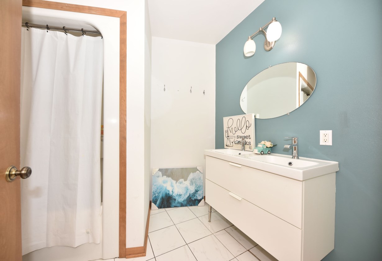 1798 Oneida Ct, Grafton WI  53024-9577 exterior