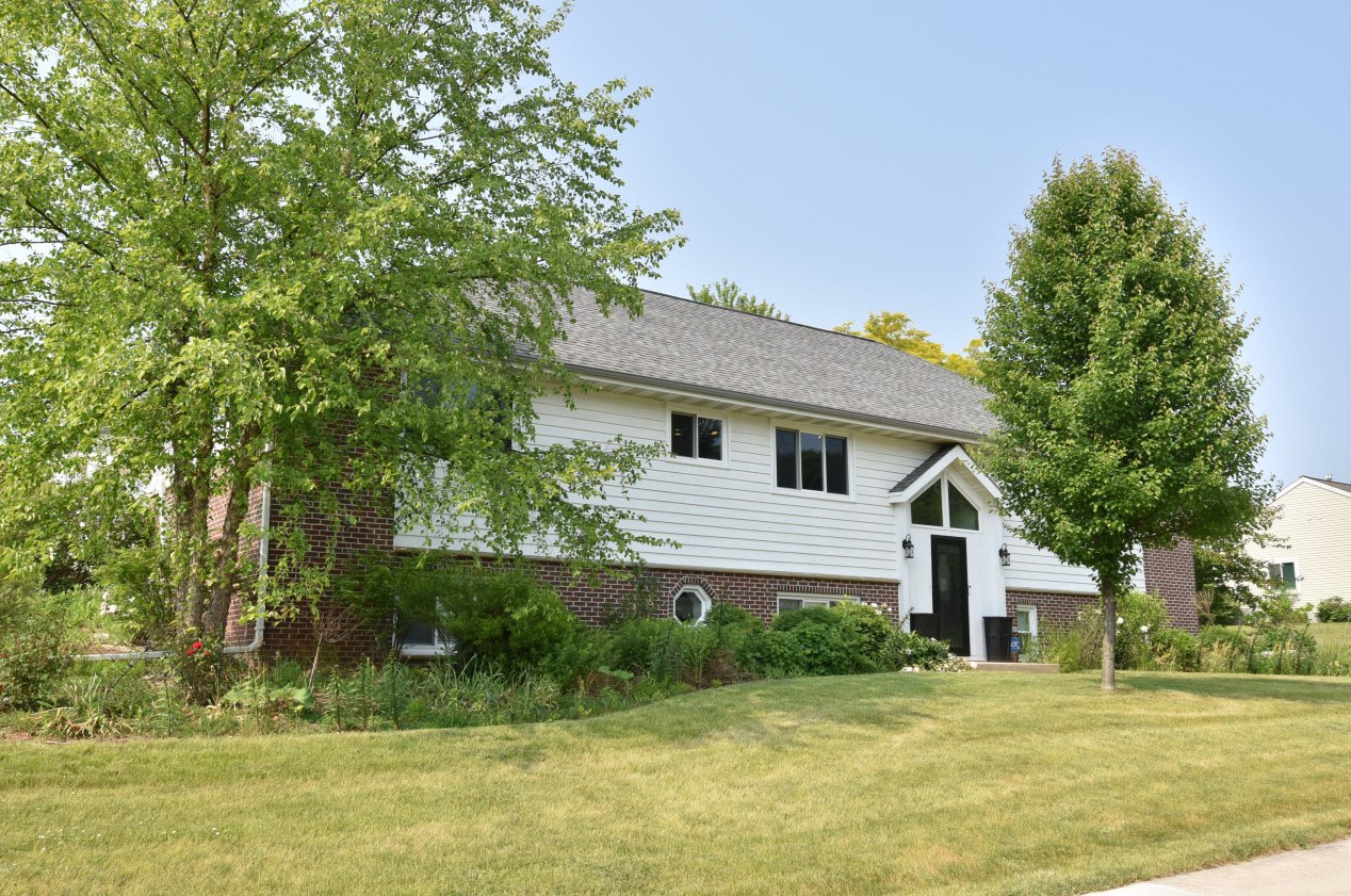 1798 Oneida Ct, Grafton WI  53024-9577 exterior