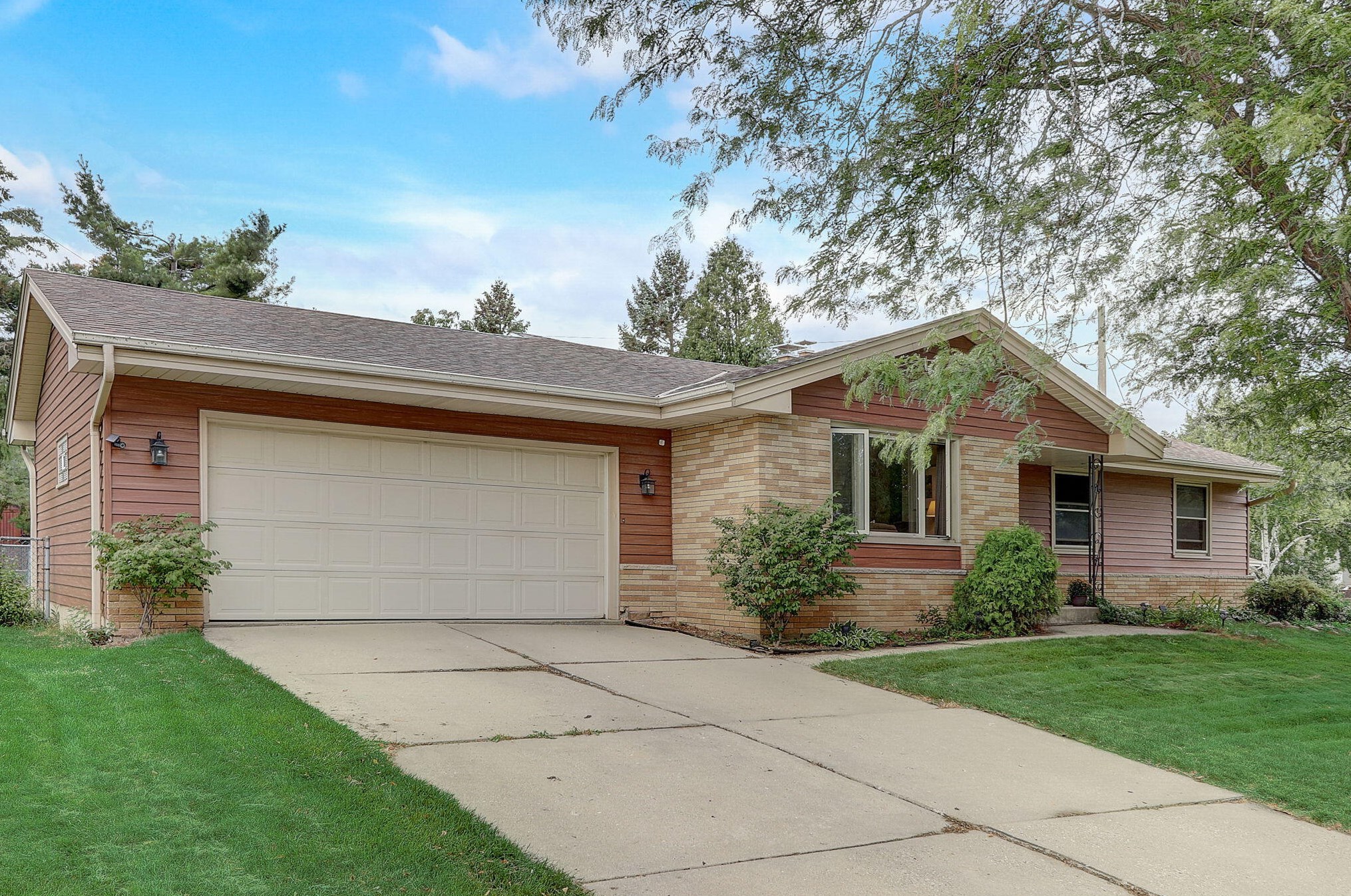 7565 Lenox Ave, Oak Creek, WI 53154-2369