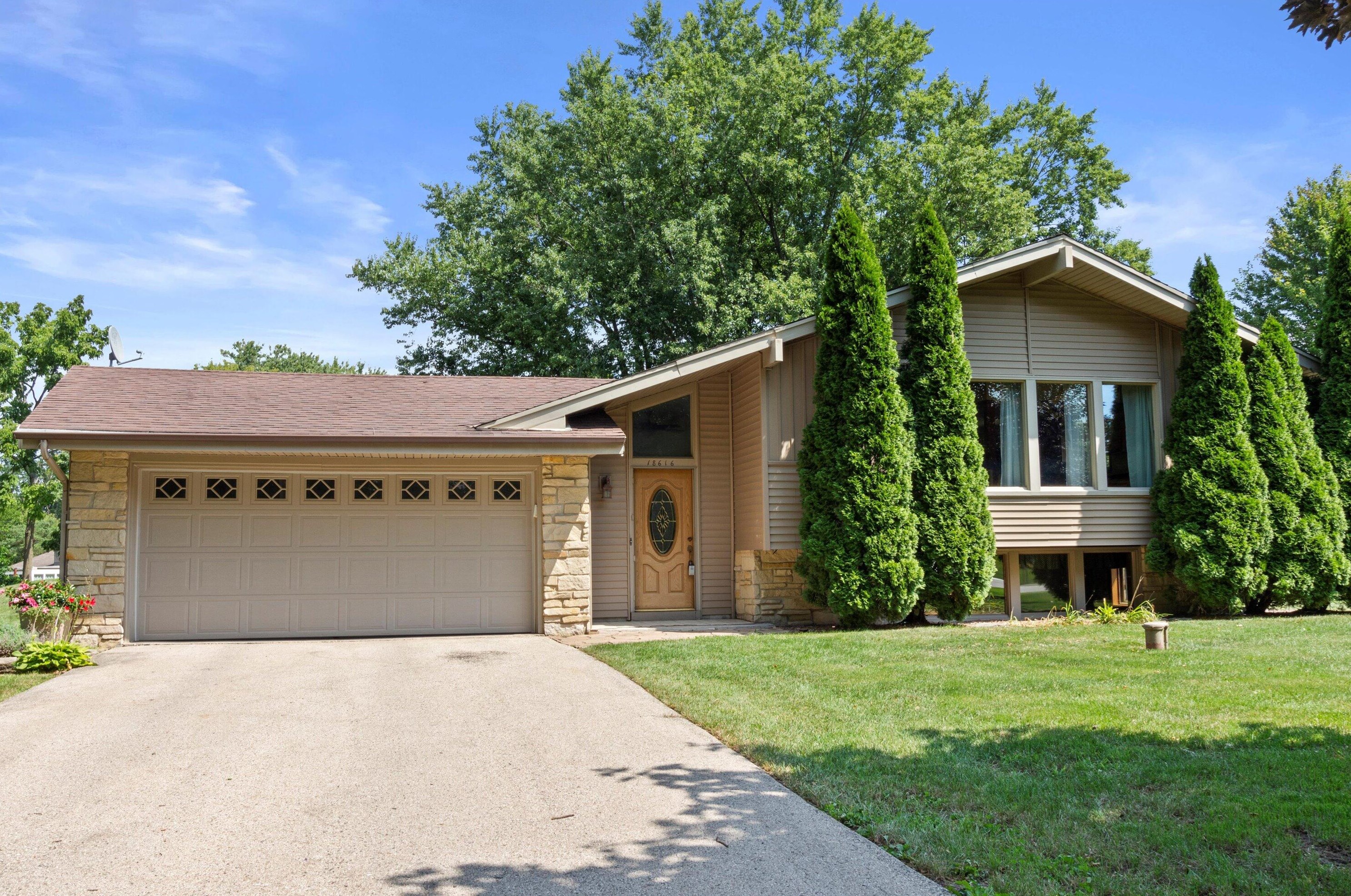 18616 W Lookout Ln, Waukesha, WI 53146