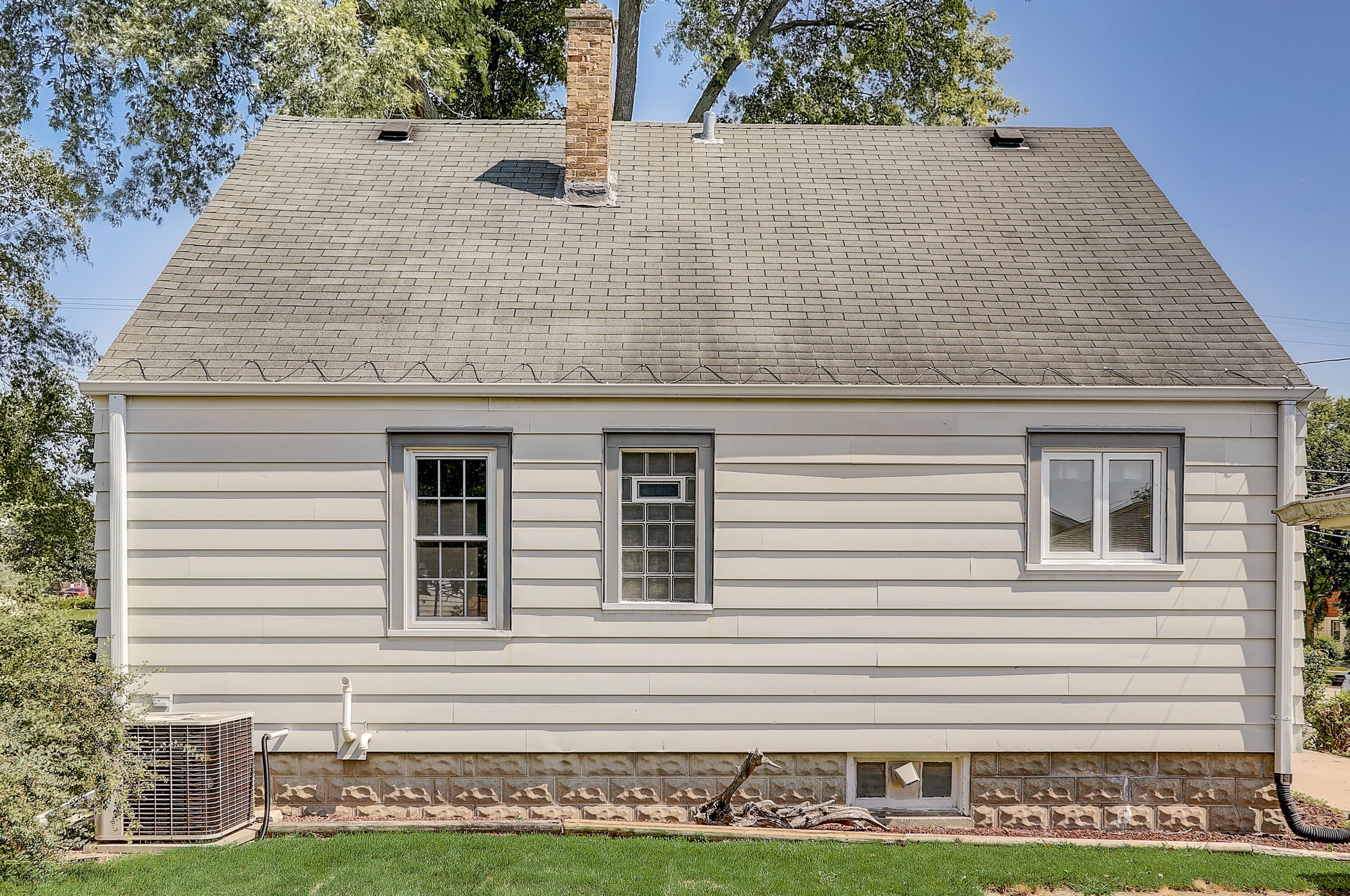 3647 92, Milwaukee WI 53228-1543 exterior