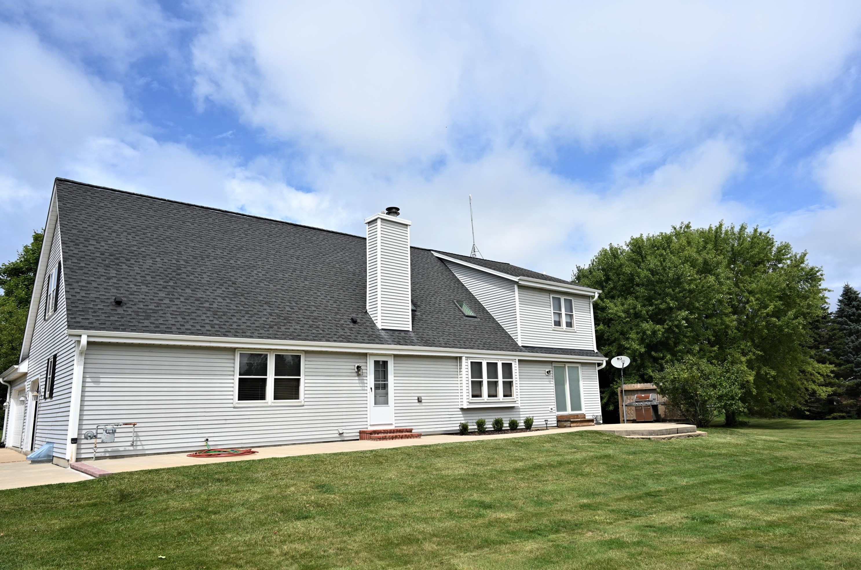 7363 Ireland Dr, Hartford, WI 53027-8814