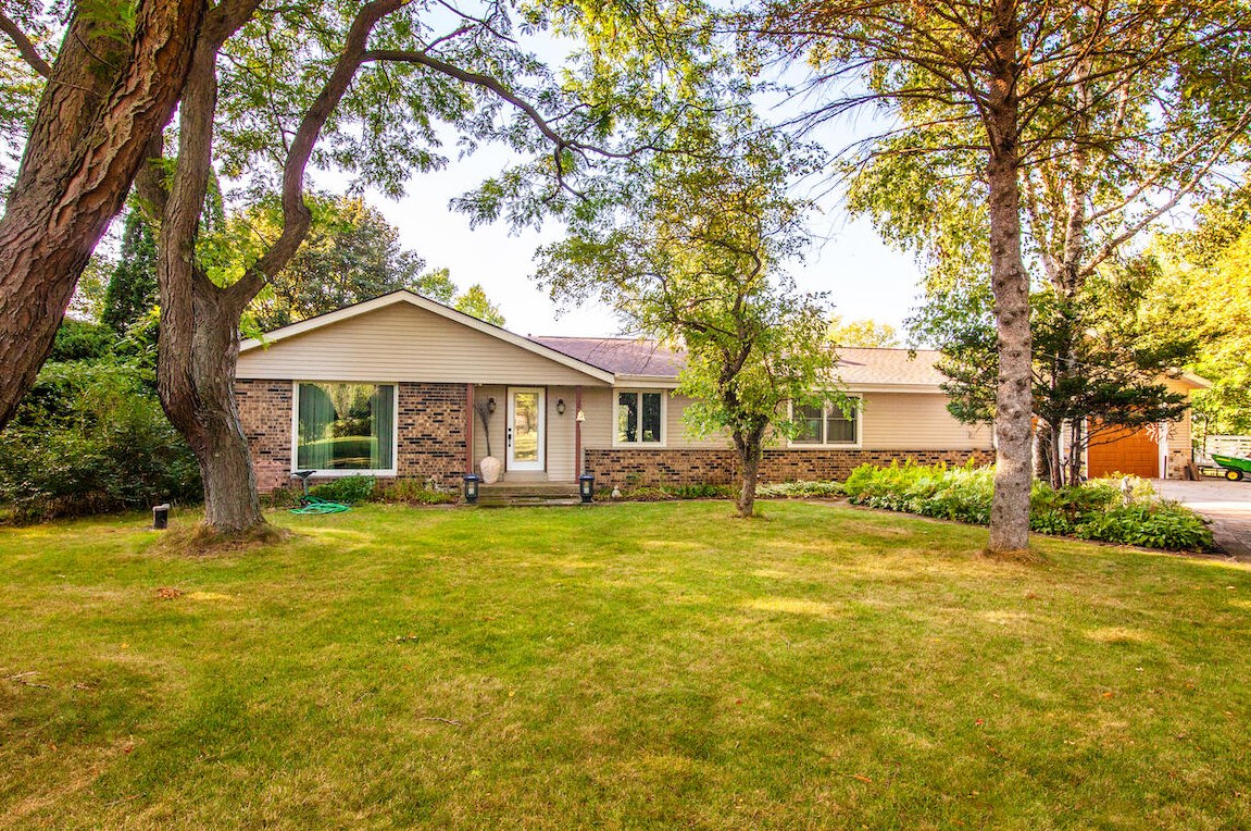 3081 Rolaine Pkwy, Hartford, WI 53027