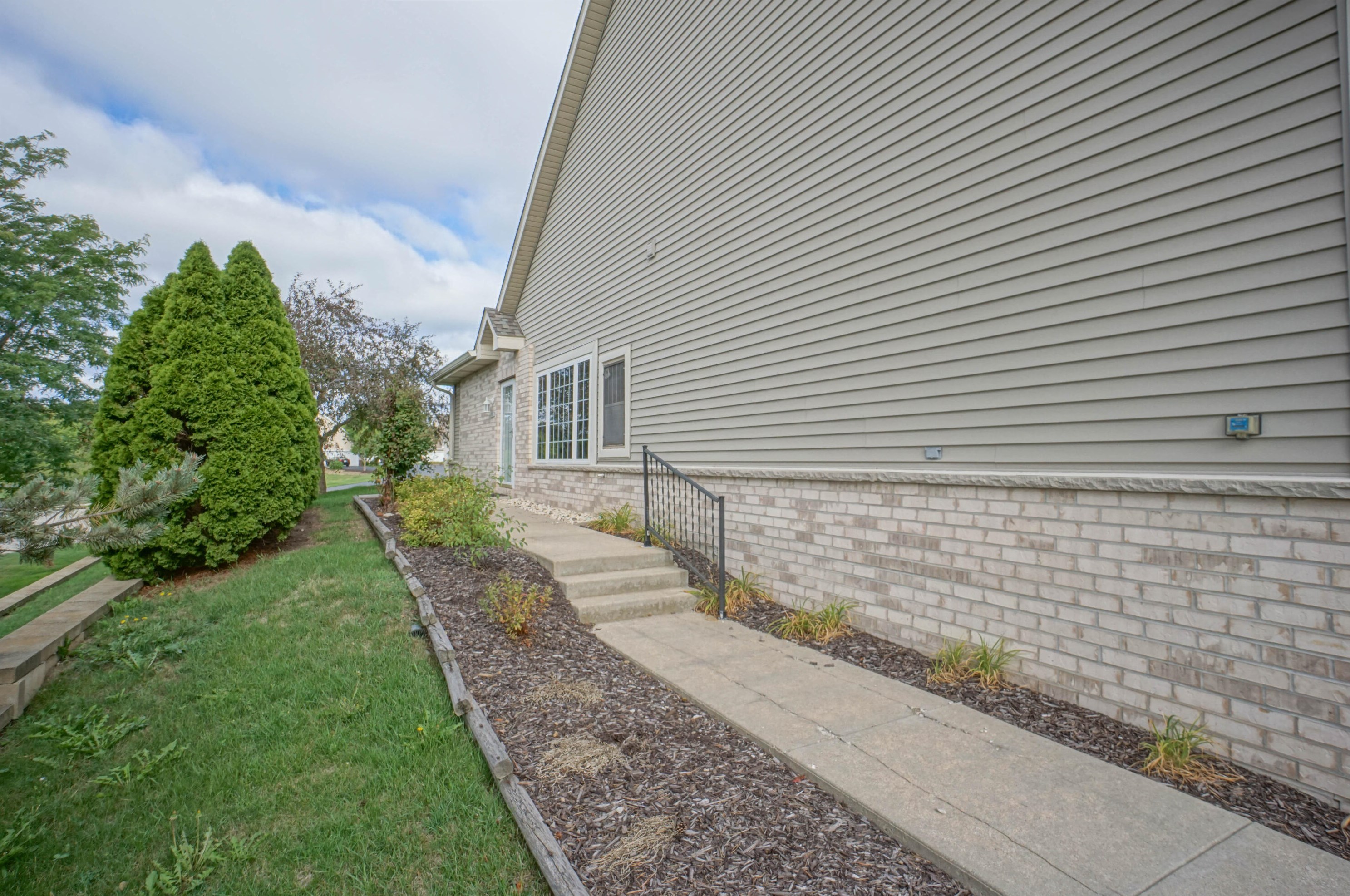 1084 Quinlan Dr, Pewaukee, WI 53072-1885