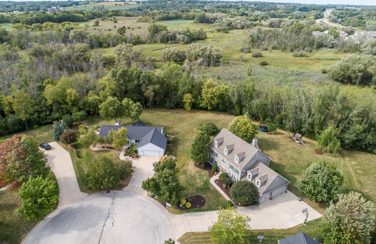 418 Deer Chase Ct, Pewaukee, WI 53072