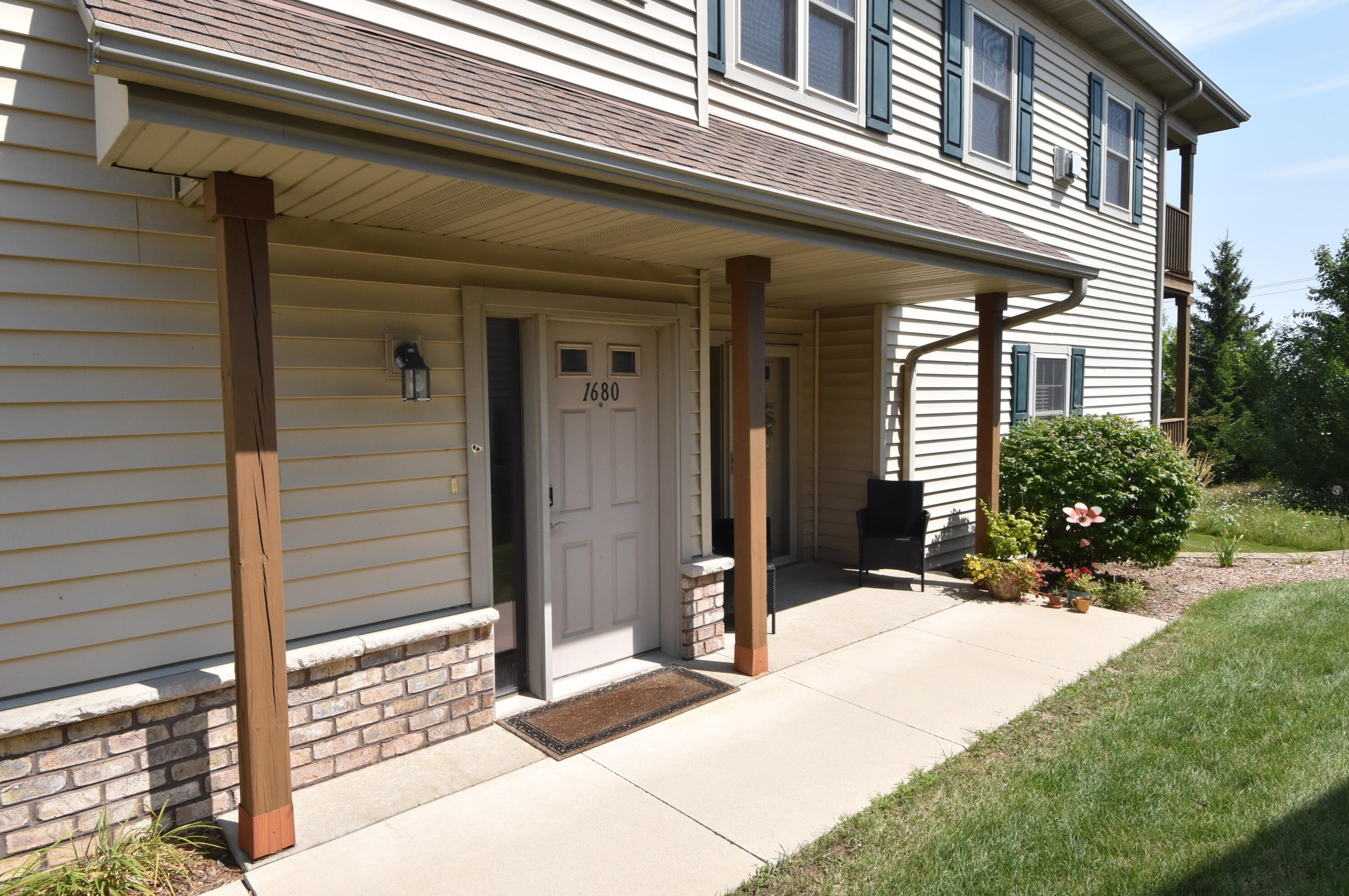 1680 New Port Vista Dr, Grafton, WI 53024-9382