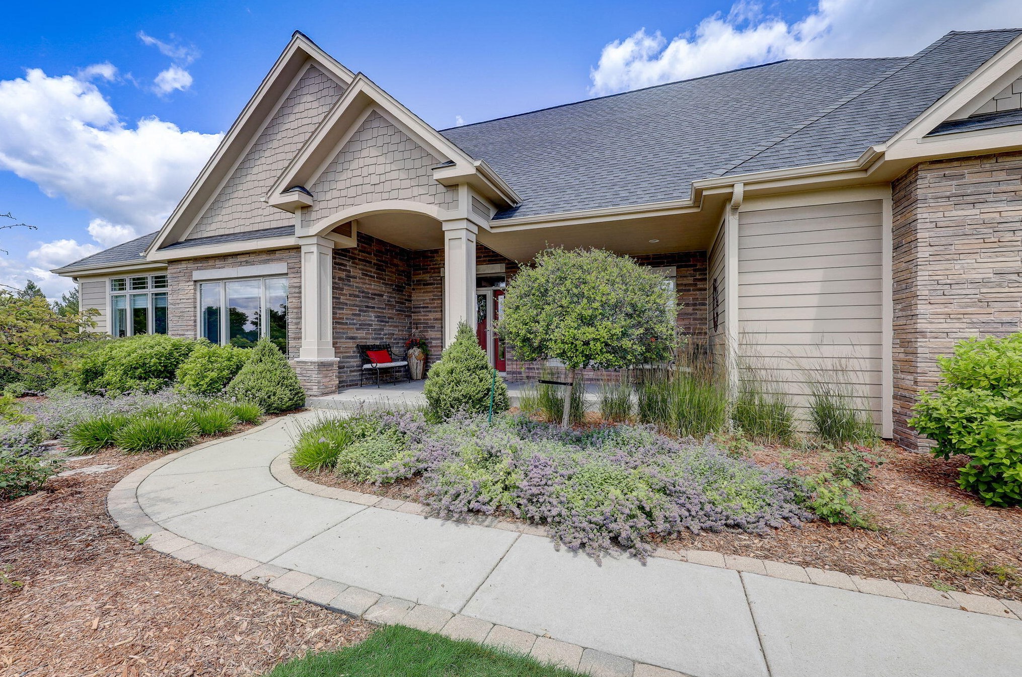 10290 Stonegate Rd, Cedarburg, WI 53012-9567