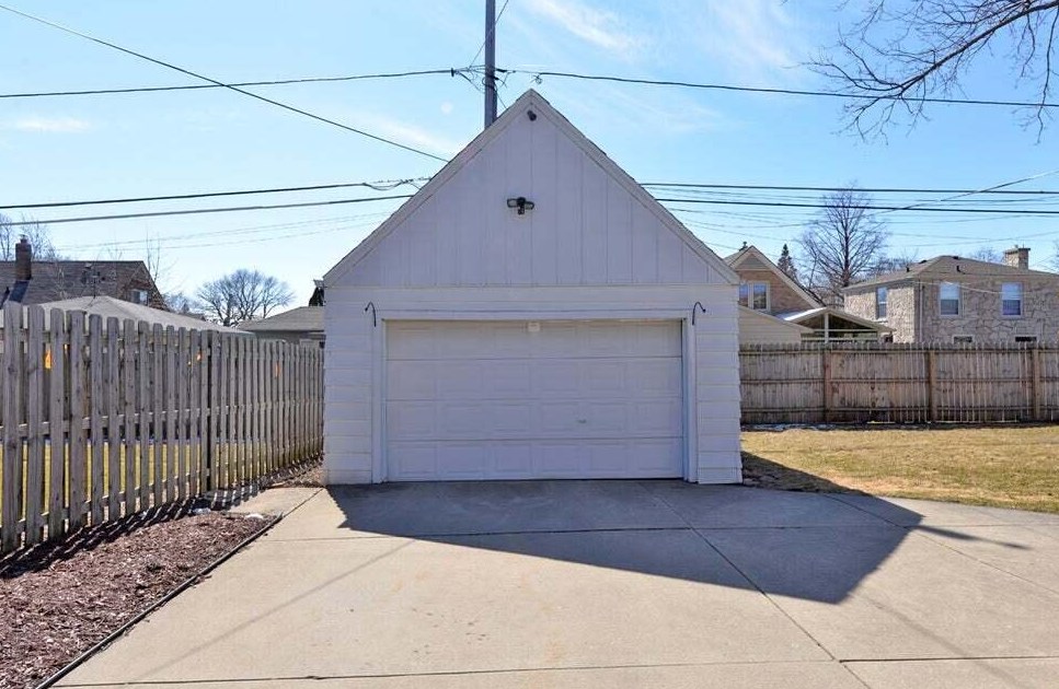 917 Kingston Ave, Racine, WI 53402-3972