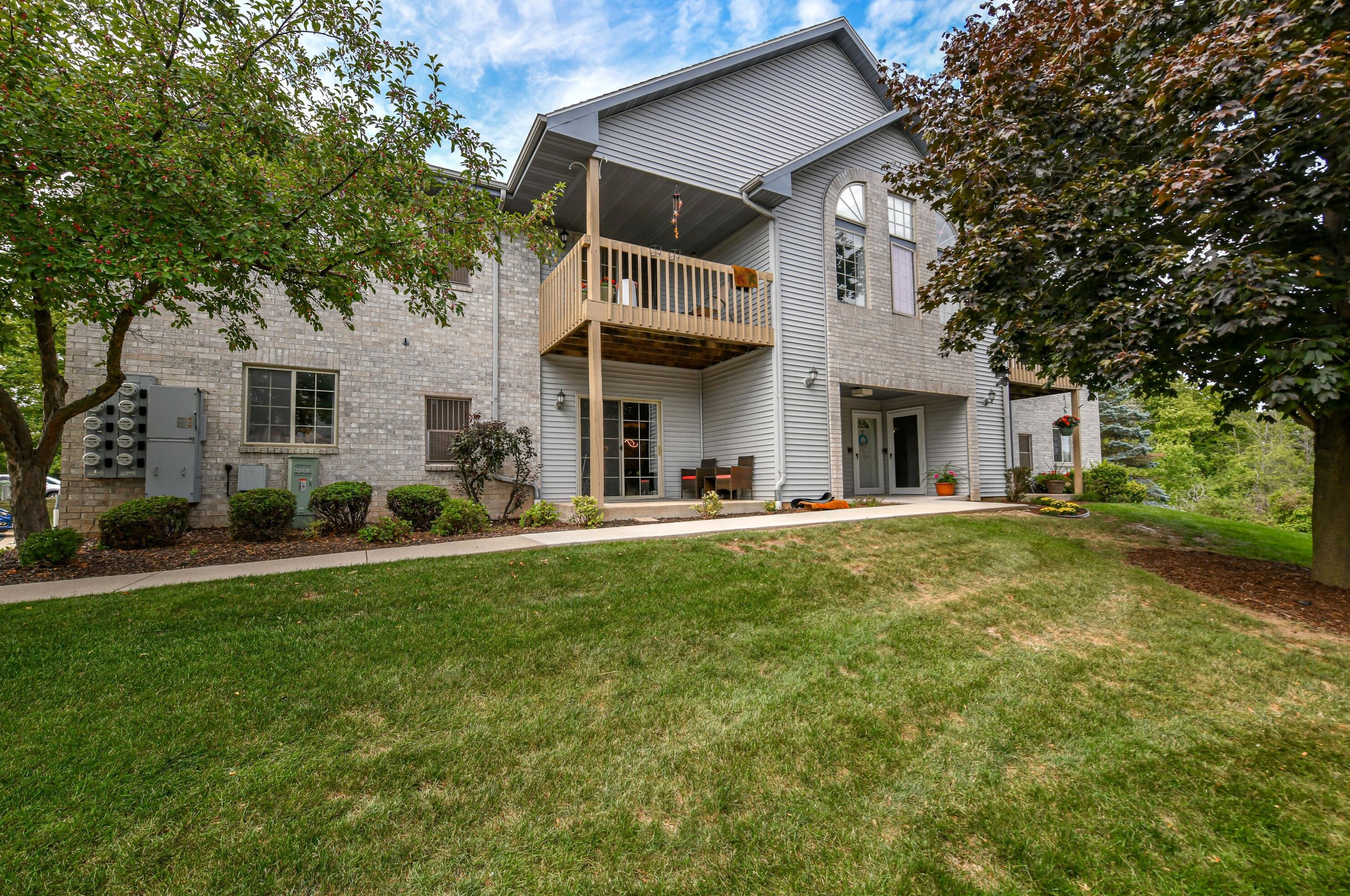 9332 W Loomis Rd #8, Hales Corners, WI 53132