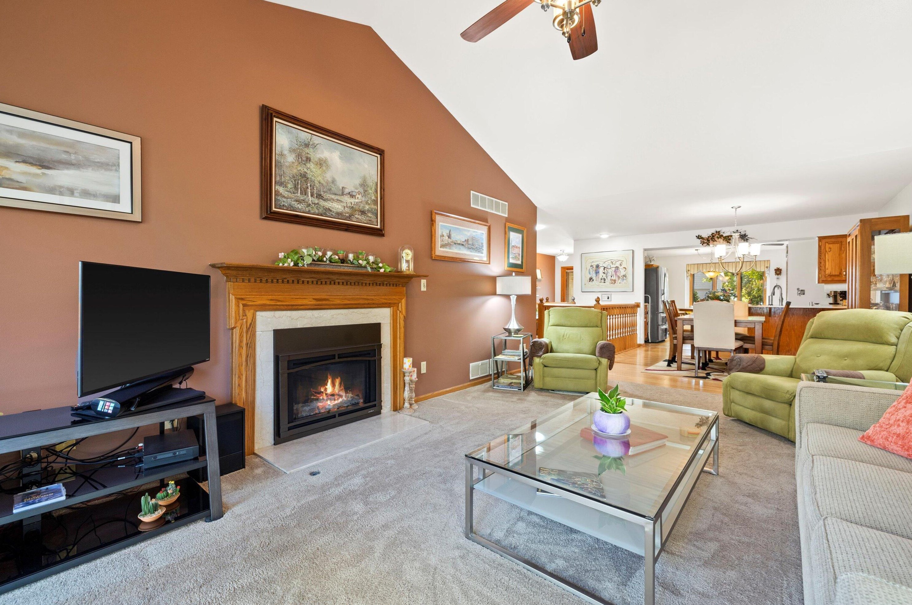 306 King William Ct, Waukesha, WI 53186