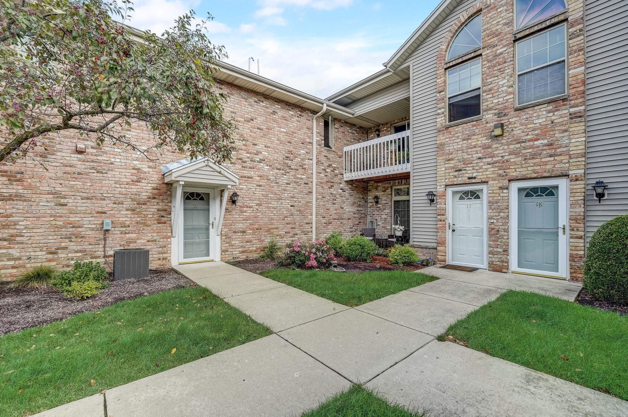 435 Aspen Dr, Oak Creek, WI 53154-4451