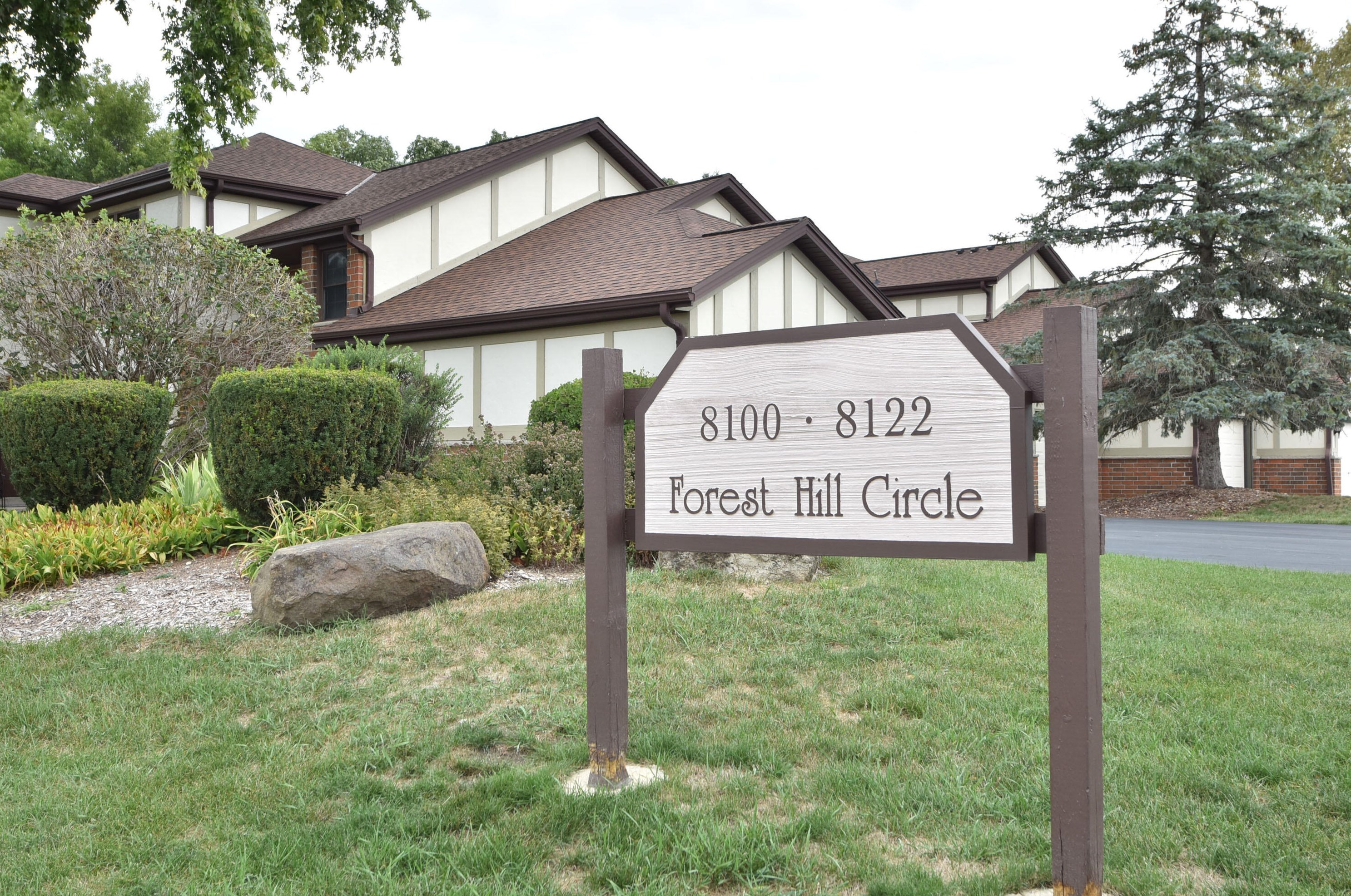 8104 Forest Hills Cir, Hales Corners, WI 53132-9605