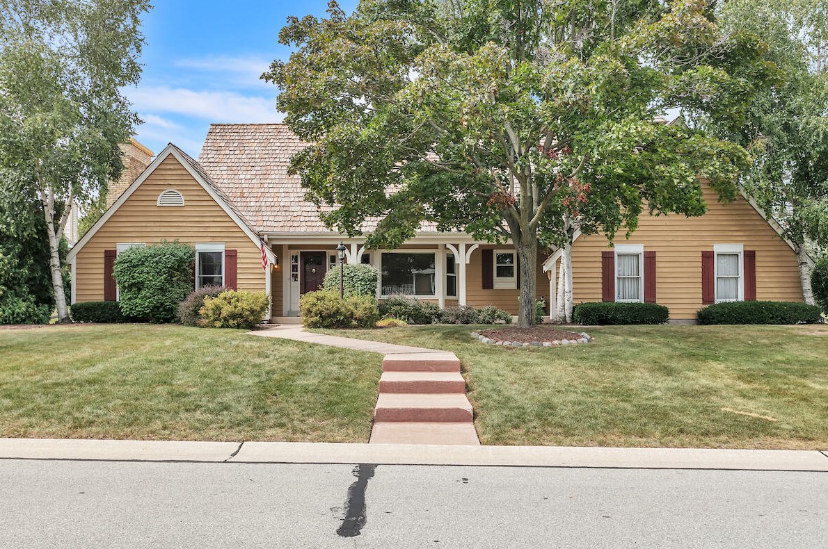 3965 S Cavendish Rd, Waukesha, WI 53151