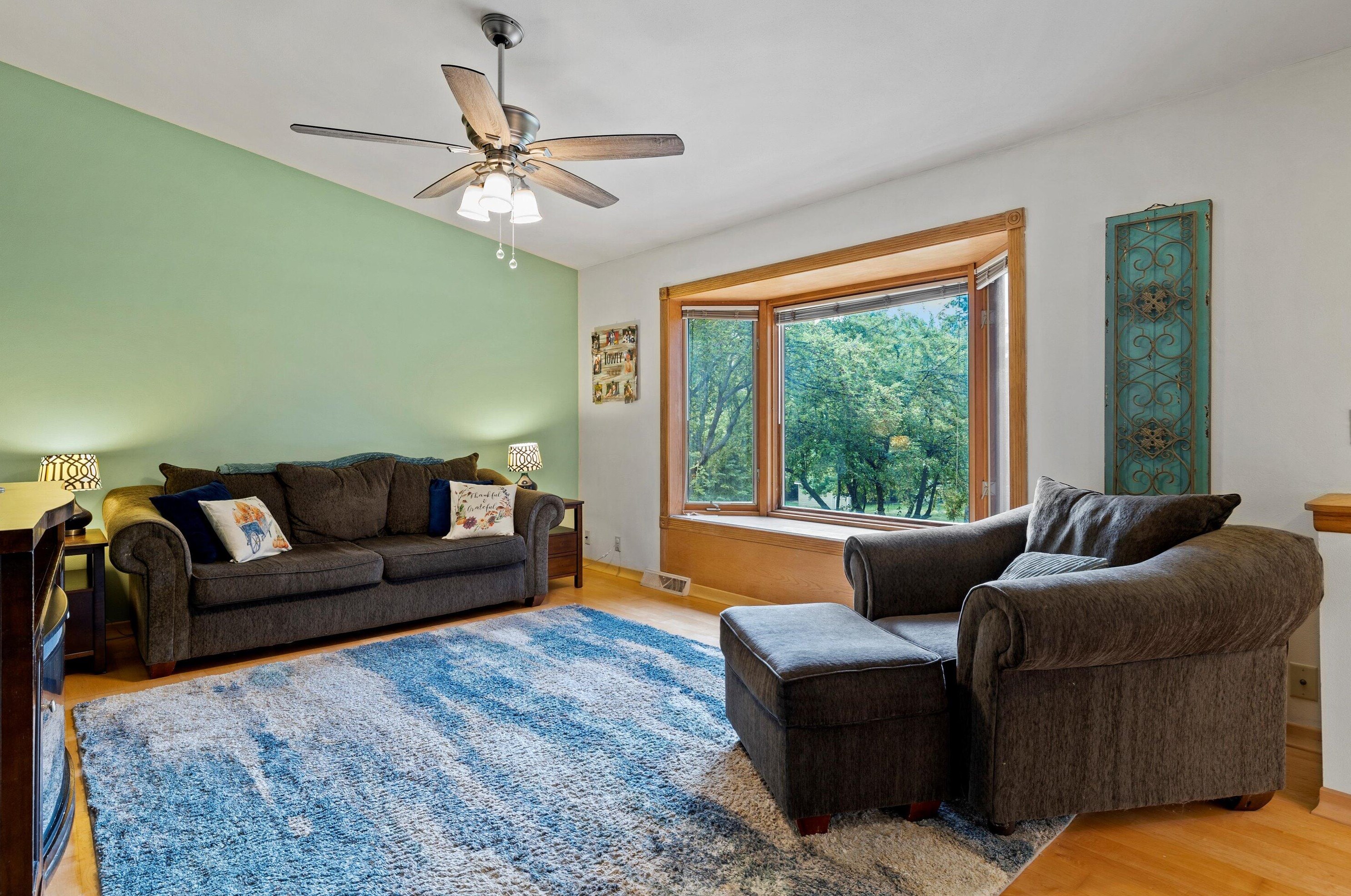 21510 W Greenhill Rd, Waukesha, WI 53186