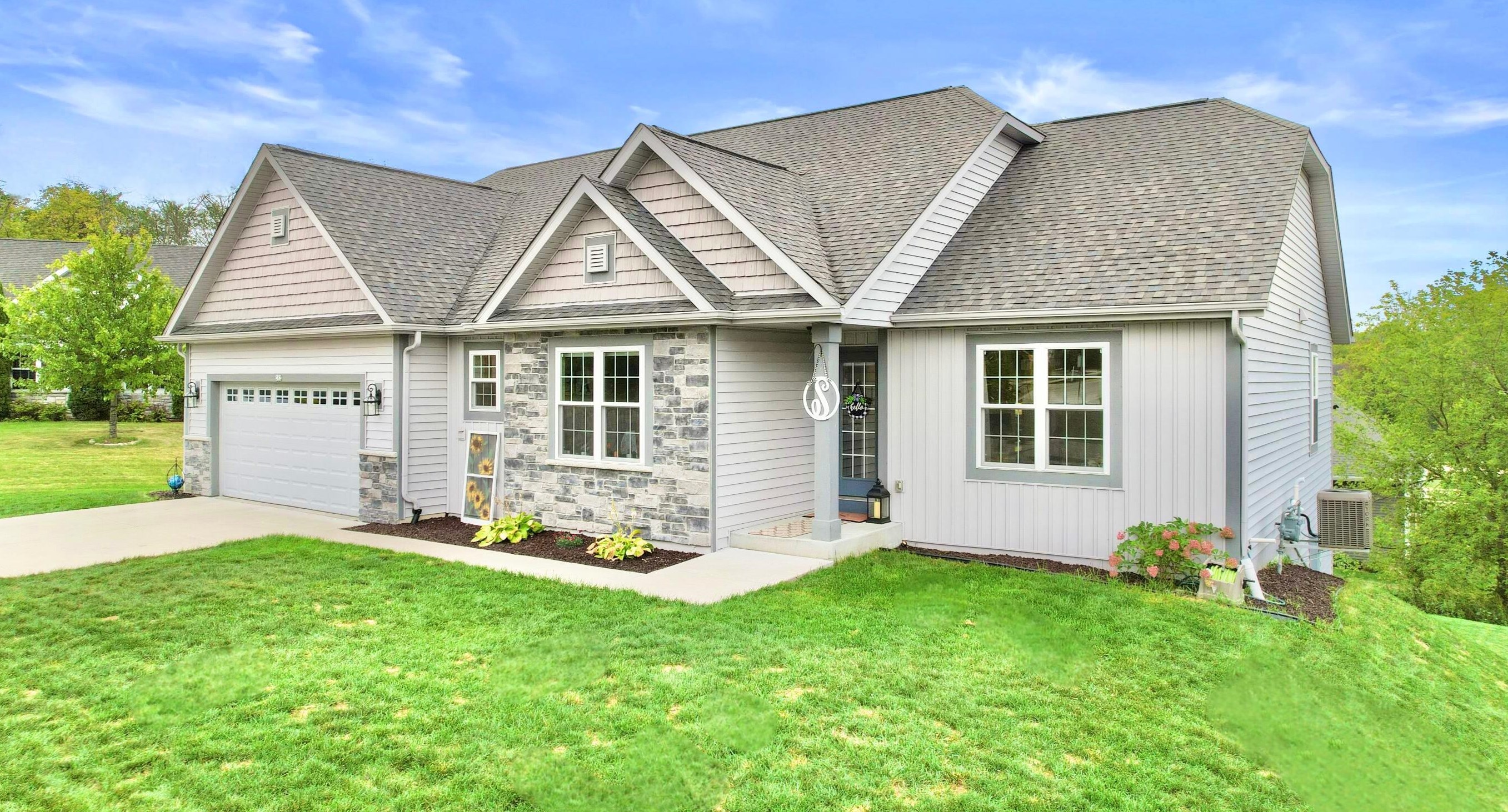 313 Kensington Cir, Johnson Creek, WI 53038-9475