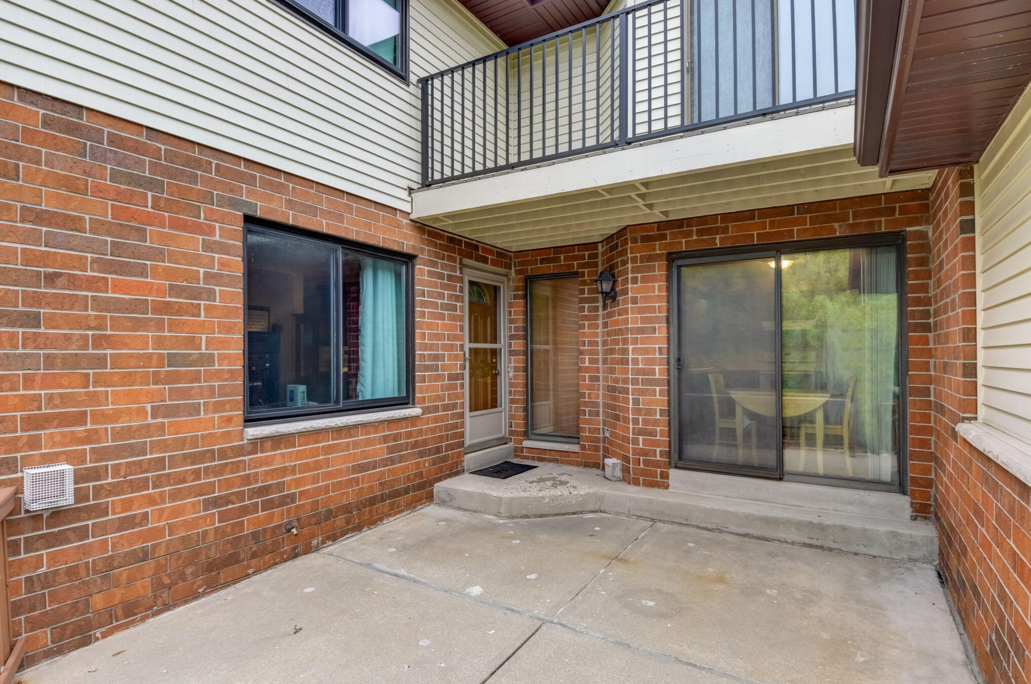 8170 Forest Hills Cir, Hales Corners, WI 53132-9605