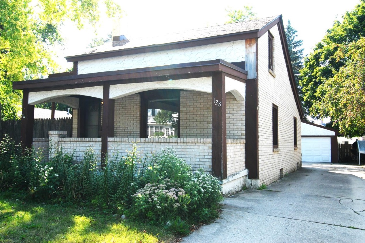 128 N West Avenue, Waukesha, WI 53186