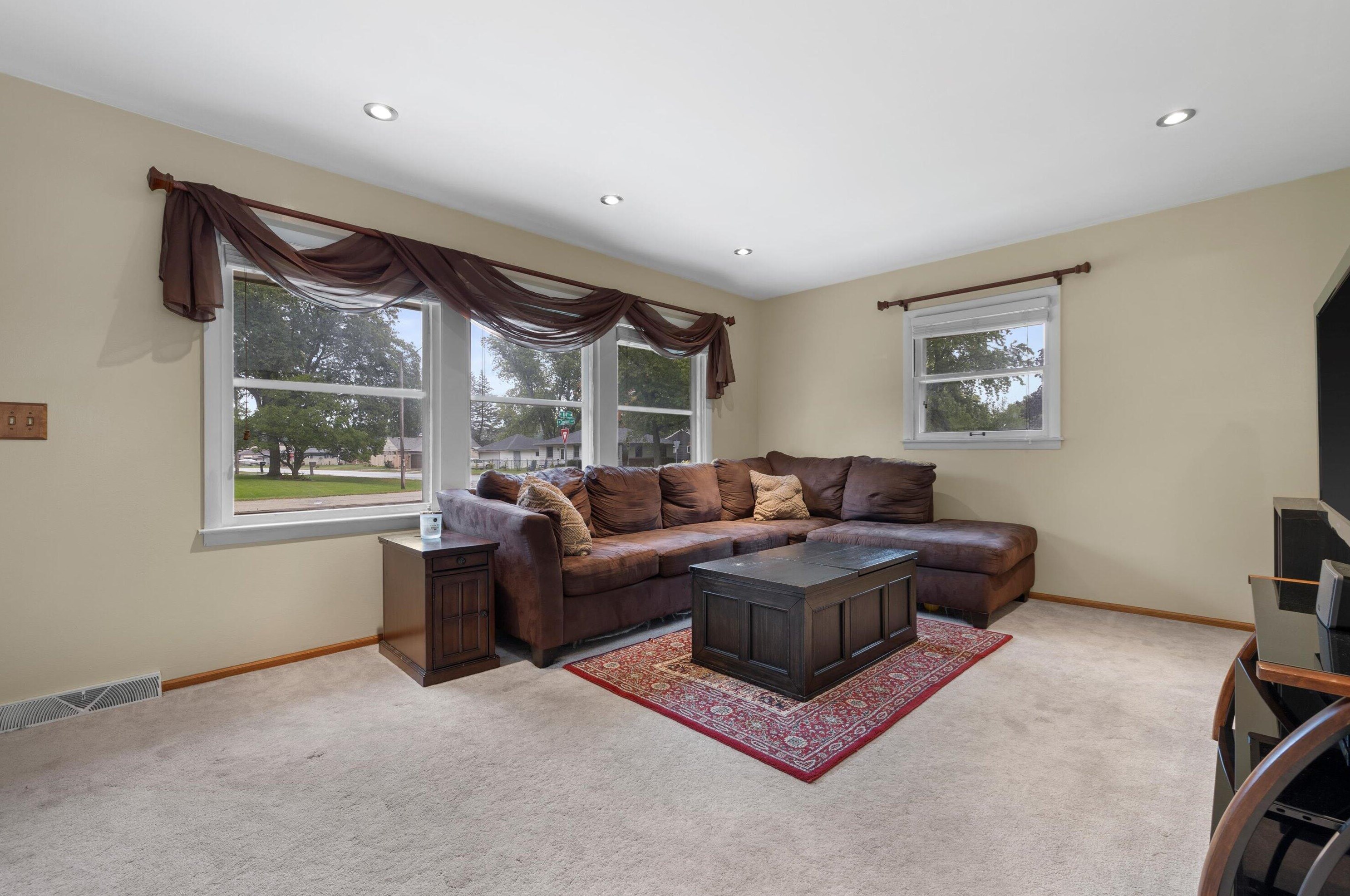 5381 114th St, Hales Corners, WI 53130-1108