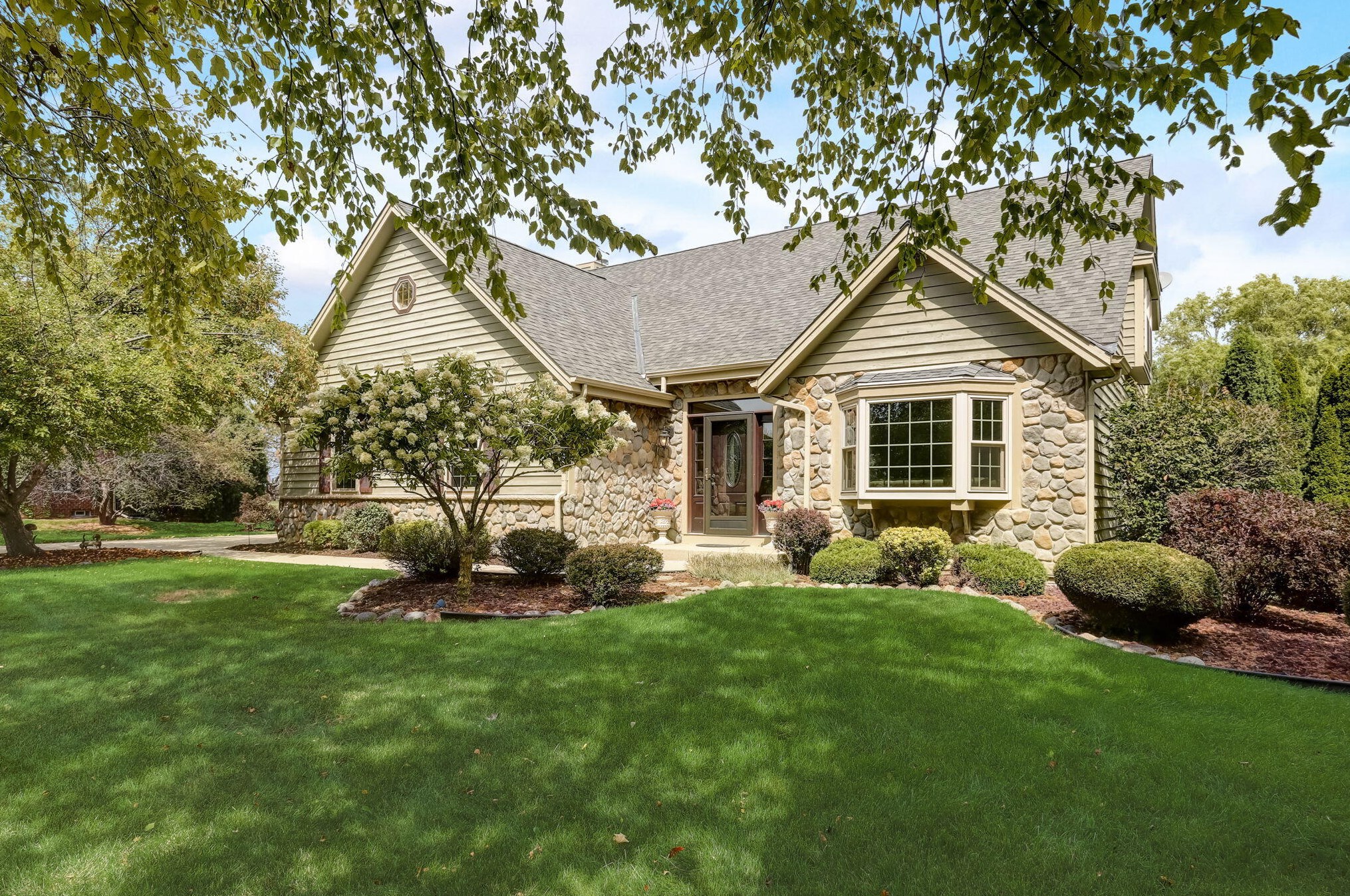 140 Fairfield Ct, Oak Creek, WI 53154-5012